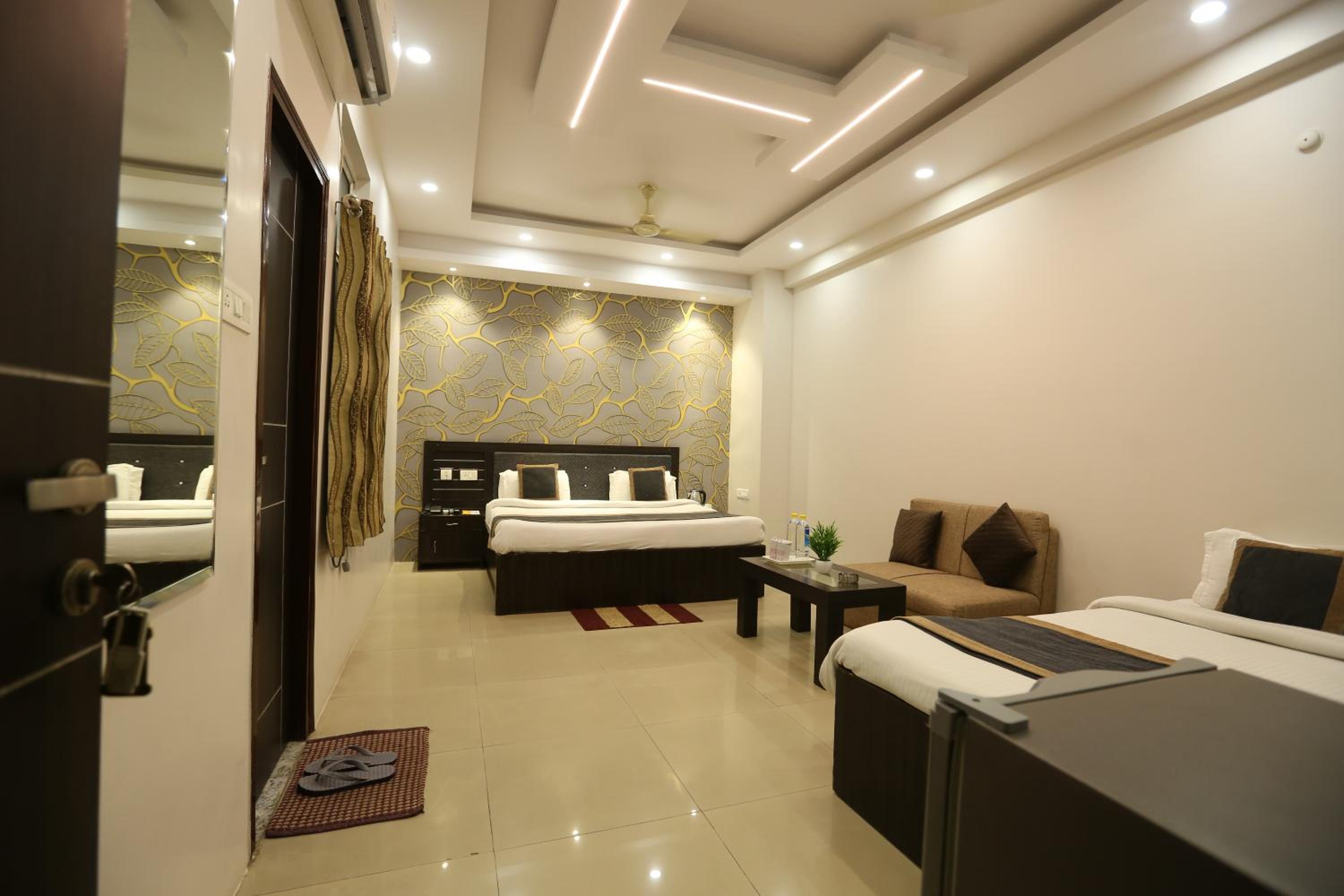 Suite - Photo 17