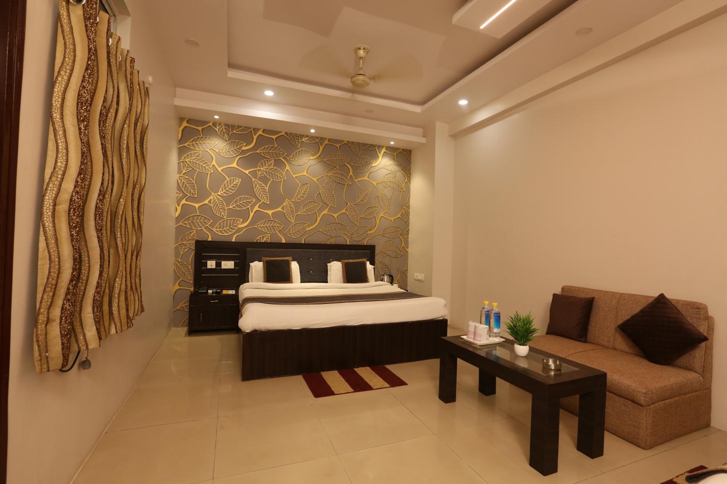 Suite - Photo 13