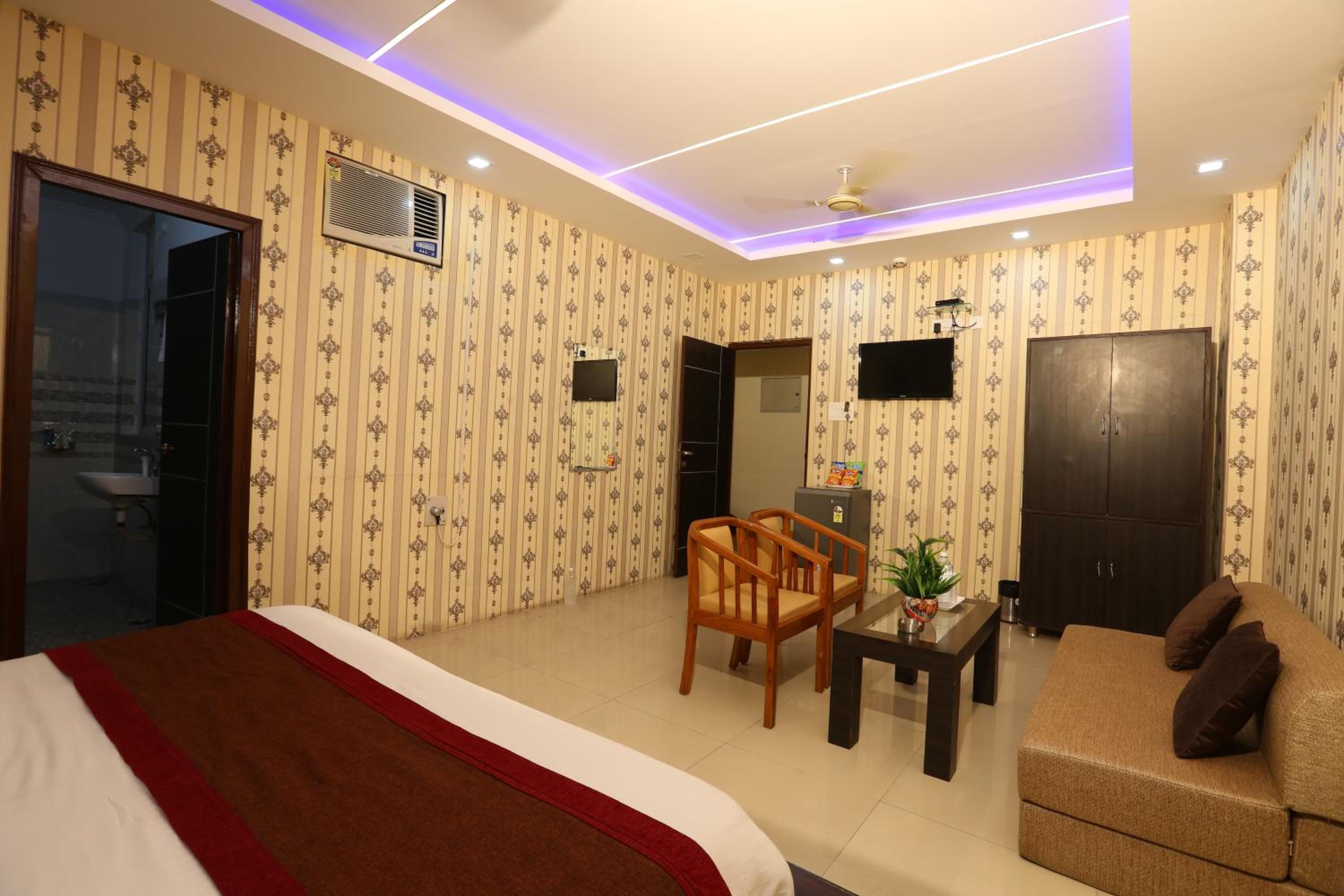 Suite - Photo 11