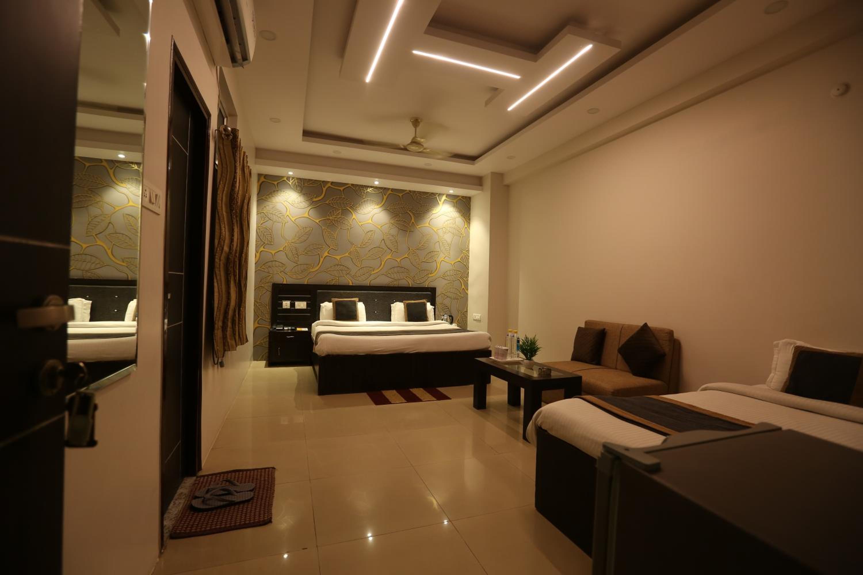 Suite - Photo 15