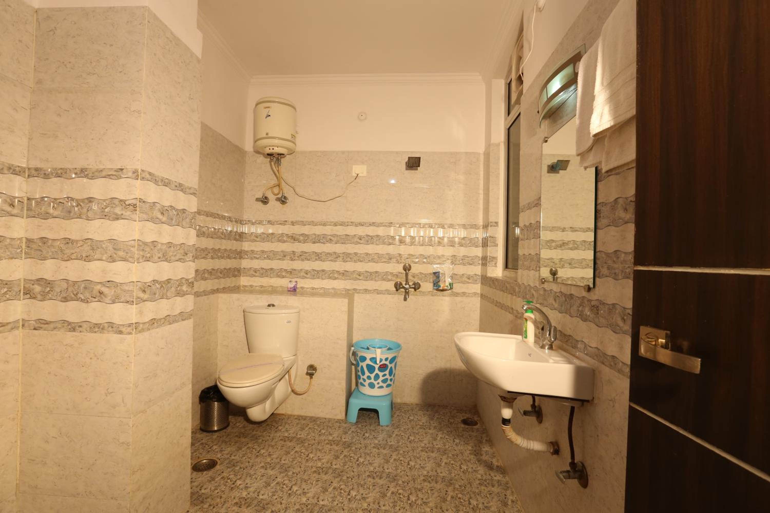 Family Room with Private Bathroom - Photo 18