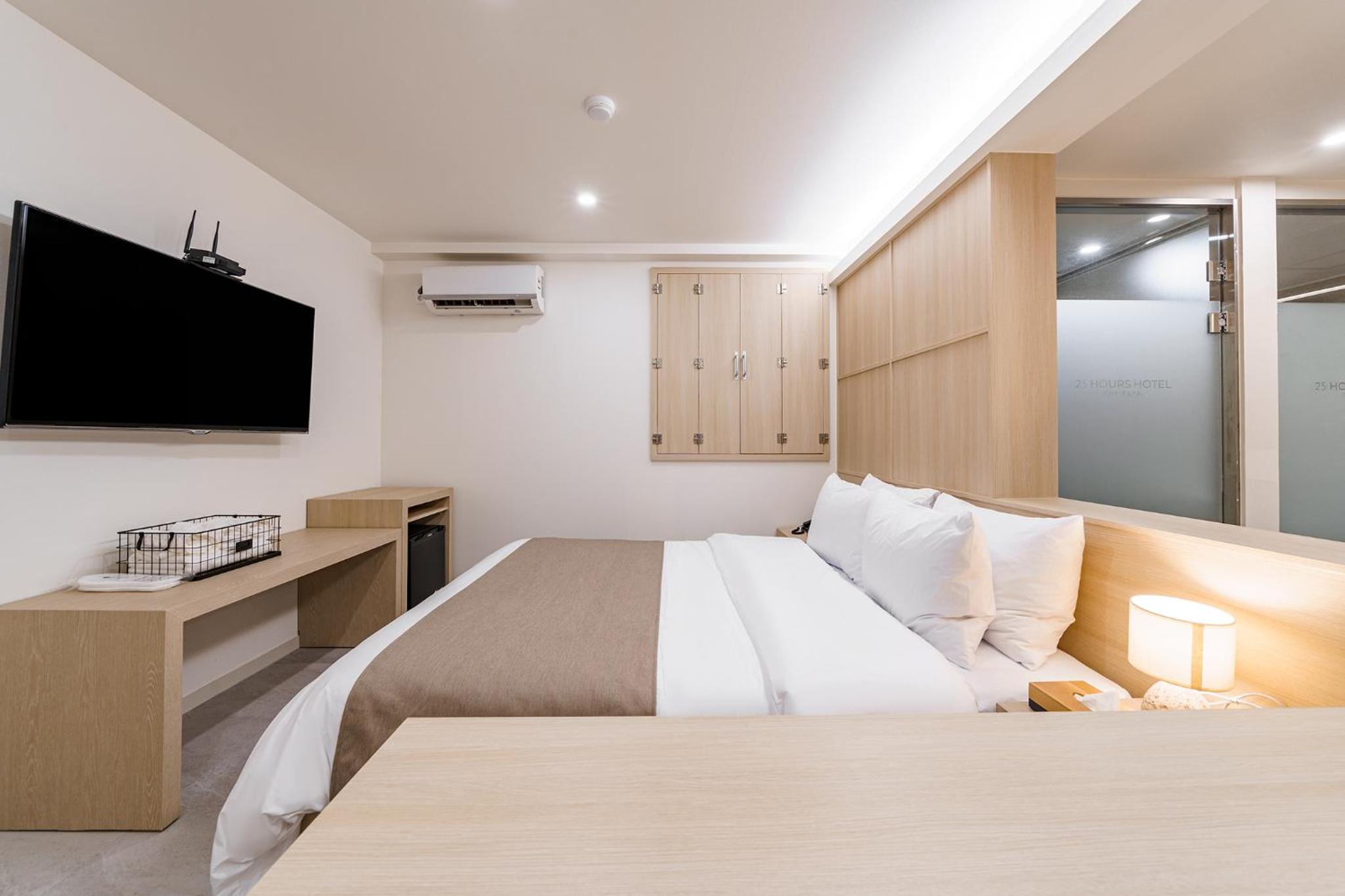 Deluxe Double Room - Photo 9