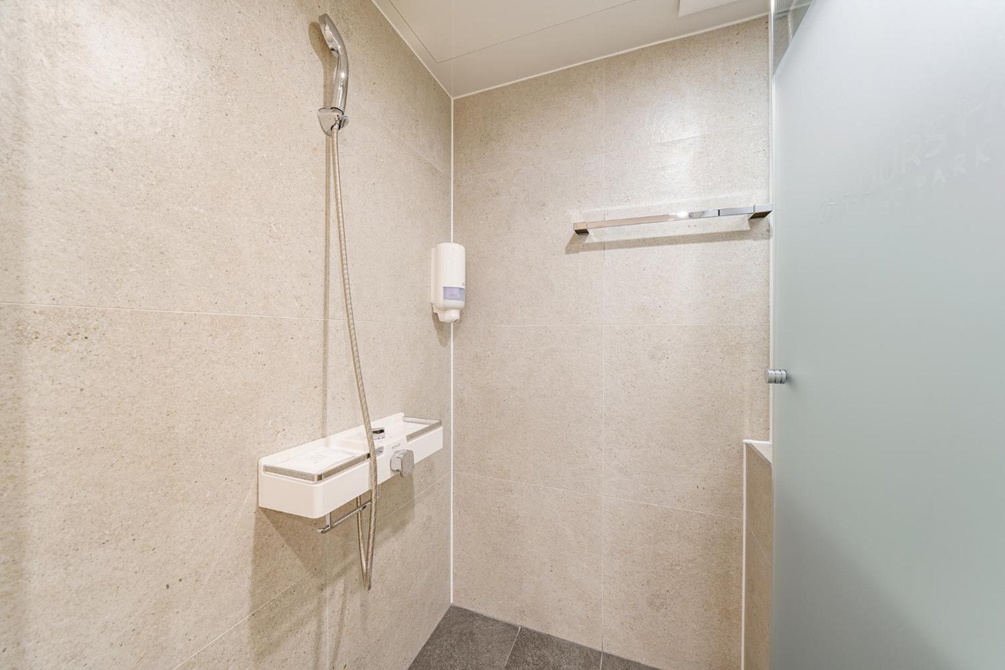 Deluxe Double Room - Photo 16
