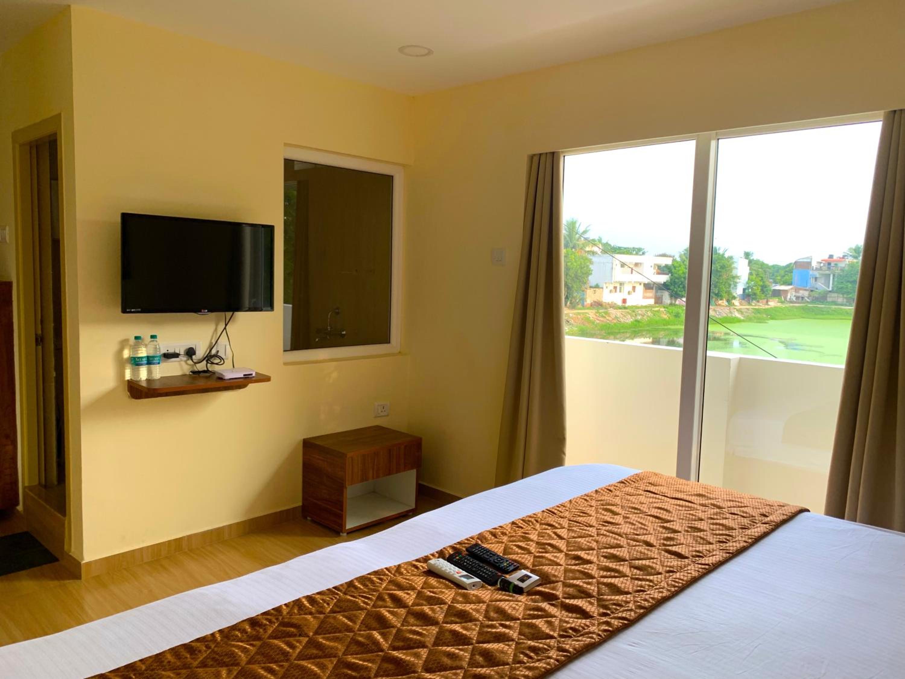 Double Room with Lake View - Photo 3