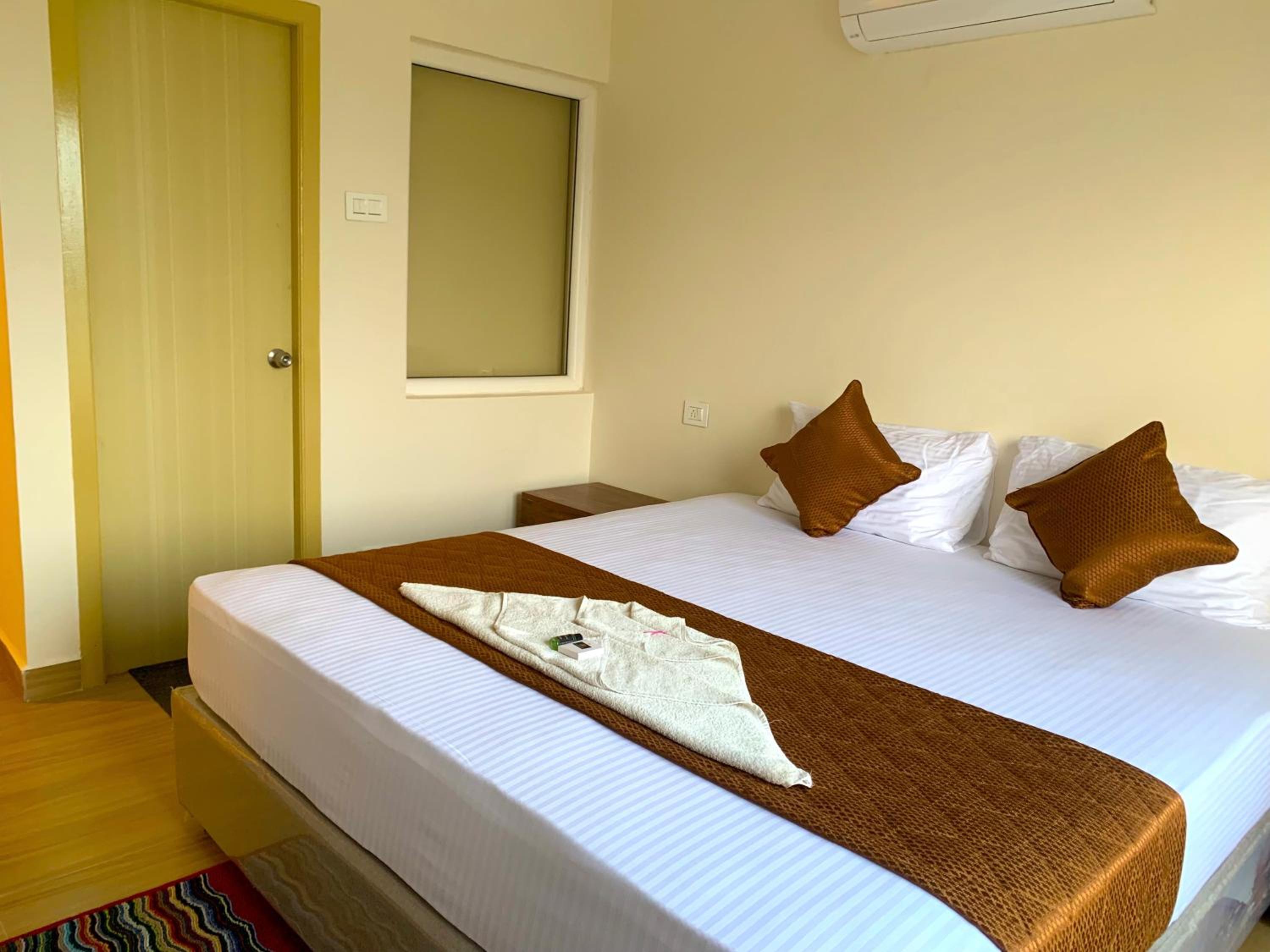 Double Room with Lake View - Photo 4