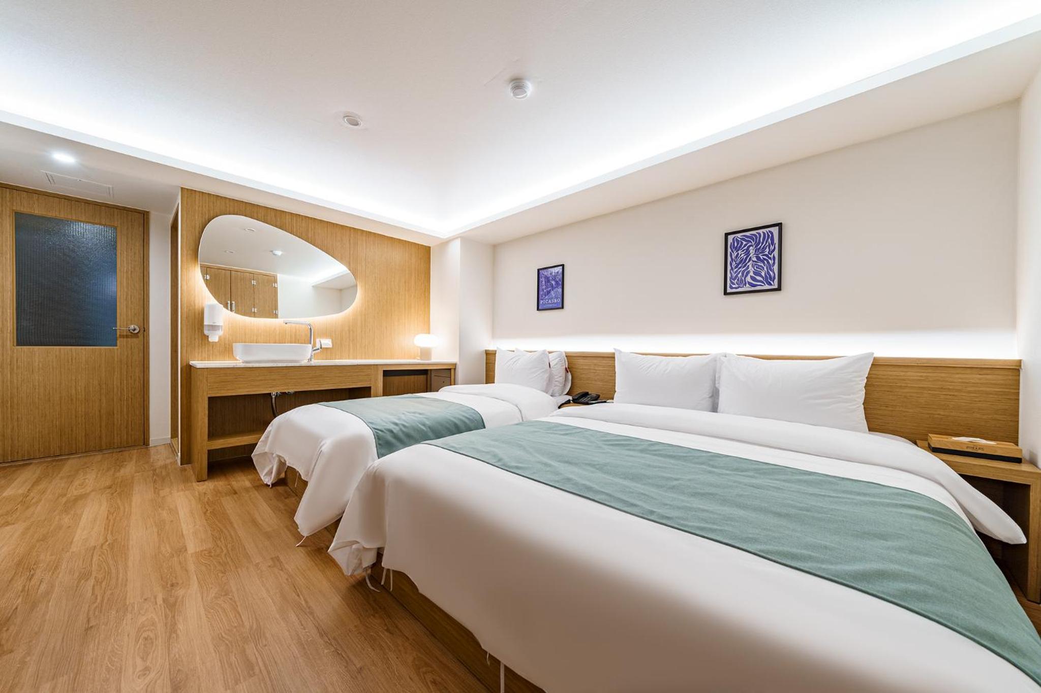 Deluxe Twin Room - Photo 10