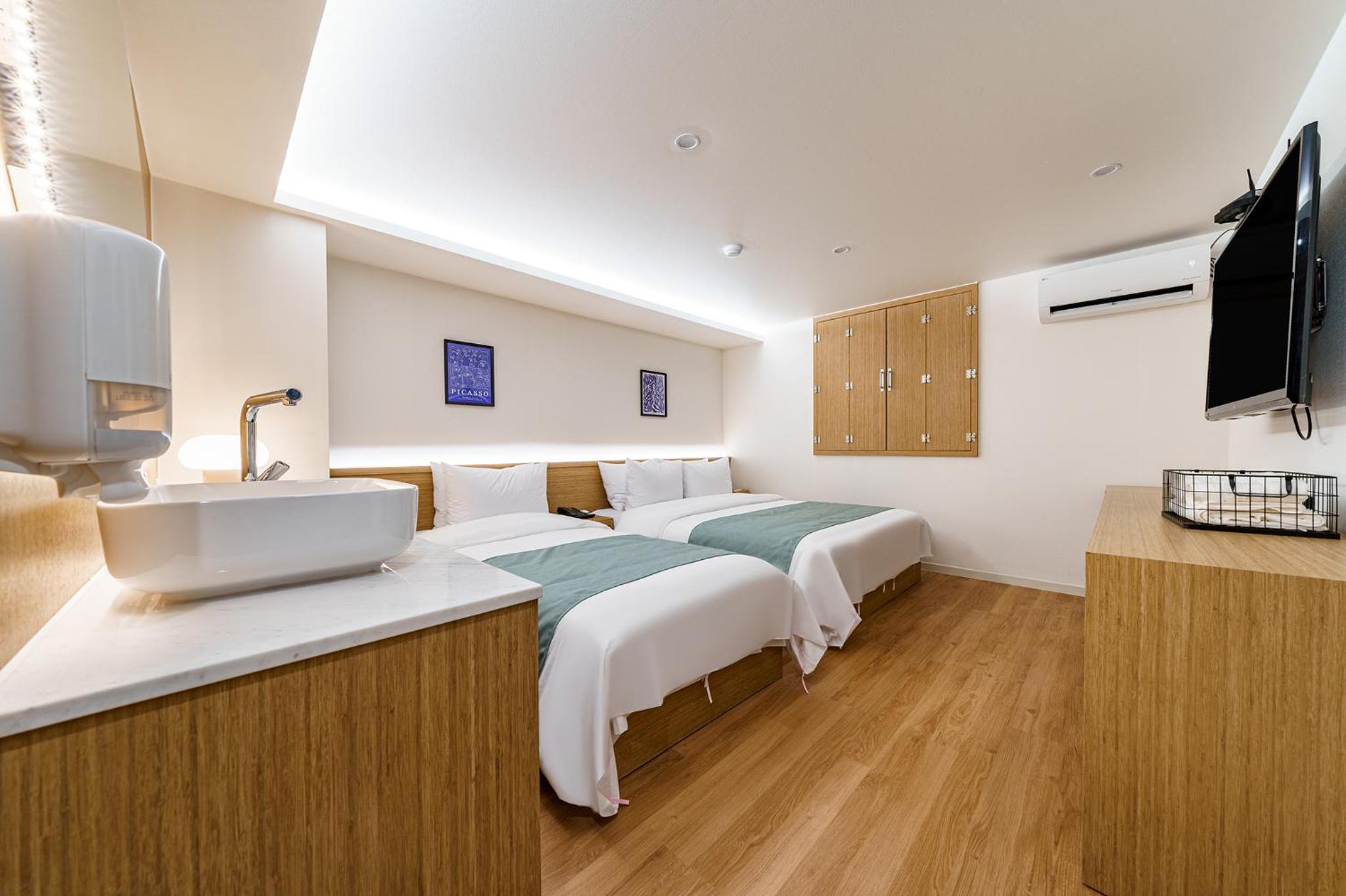 Deluxe Twin Room - Photo 11
