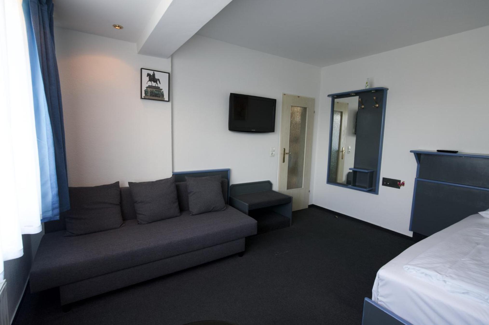 Family Room - Photo 2