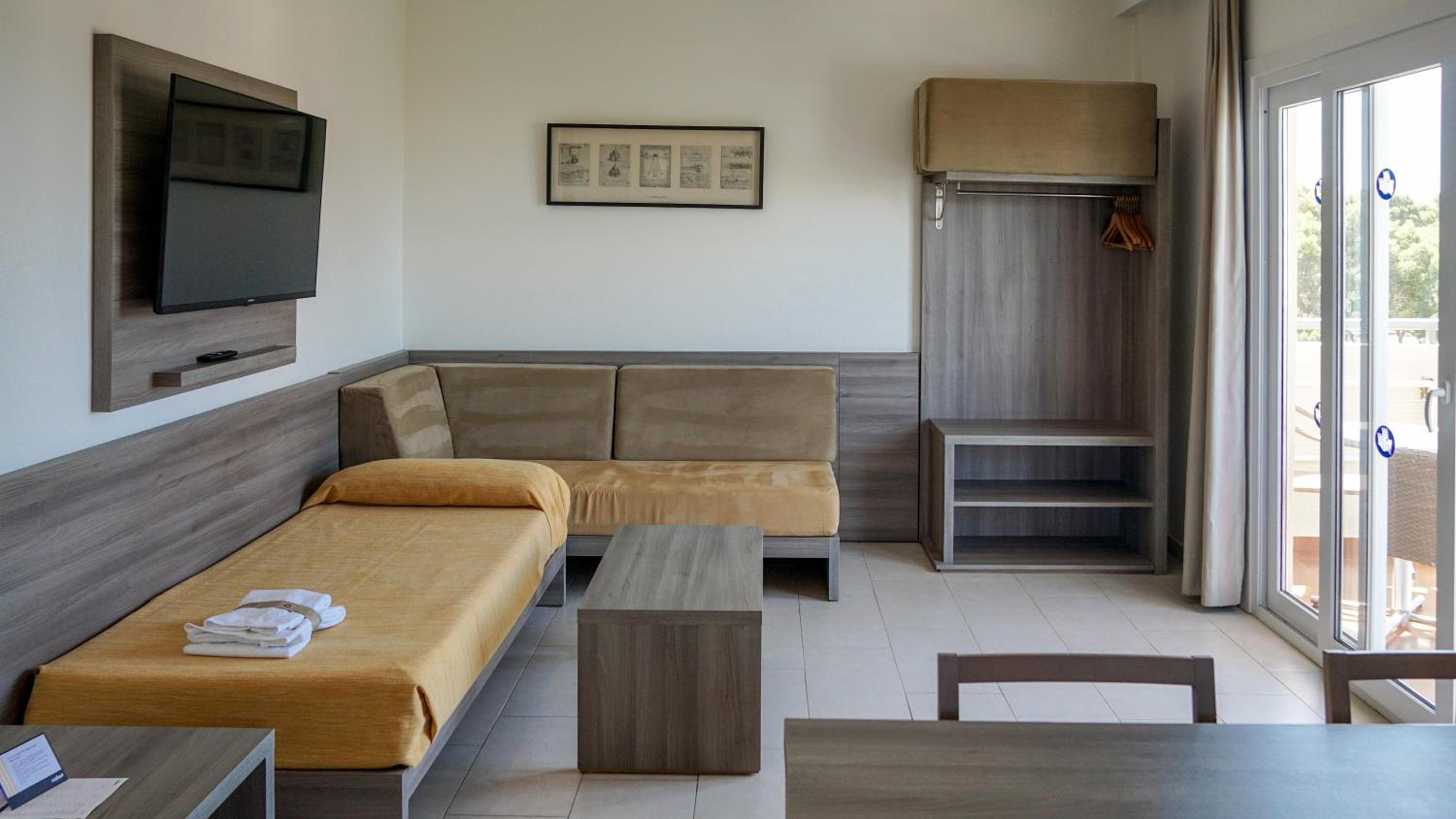 One-Bedroom Apartment (2 Adults + 2 Children) photo 2