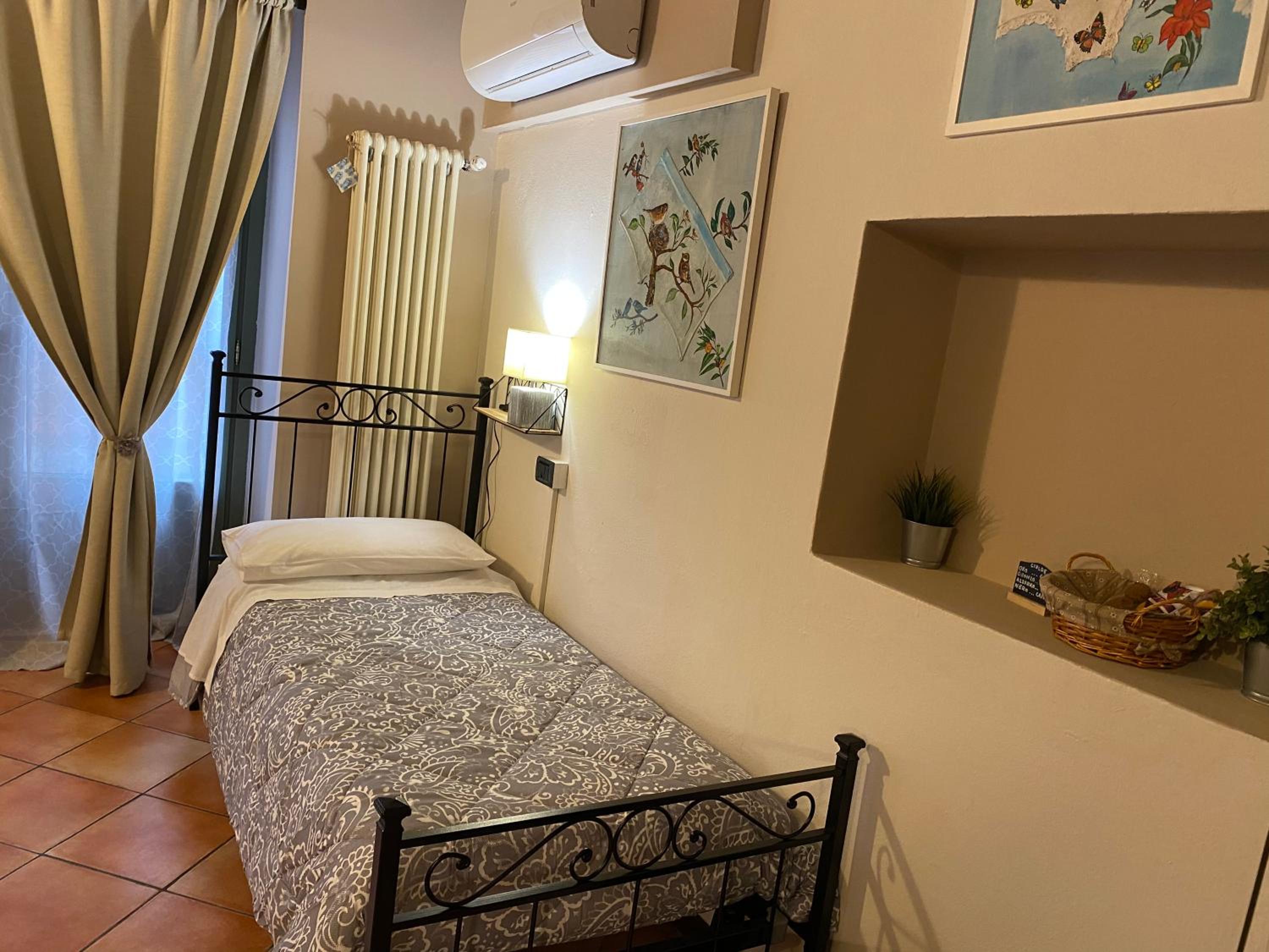 Twin Room with Private Bathroom photo 3