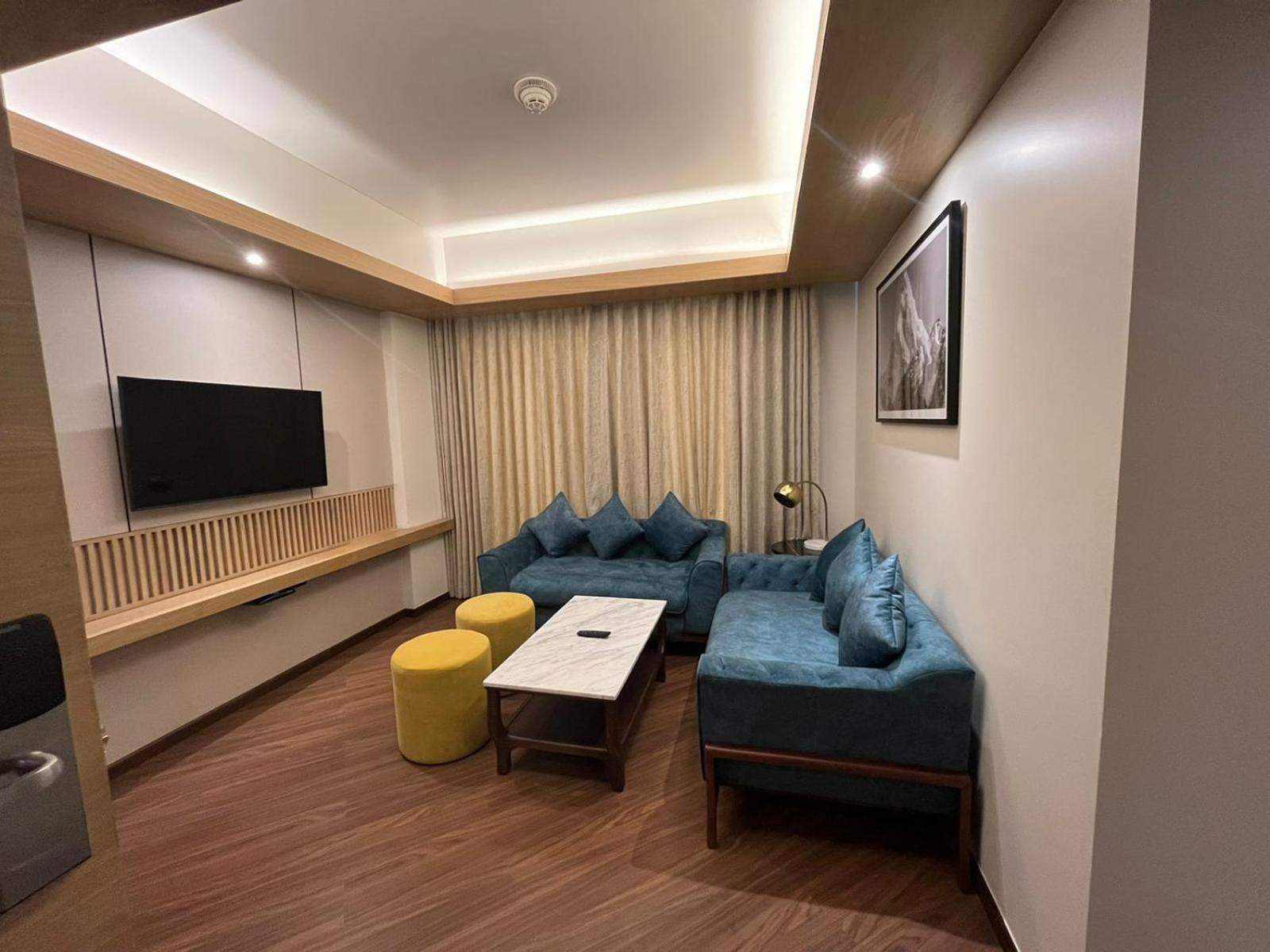 Junior King Suite - Non-Smoking - Photo 1