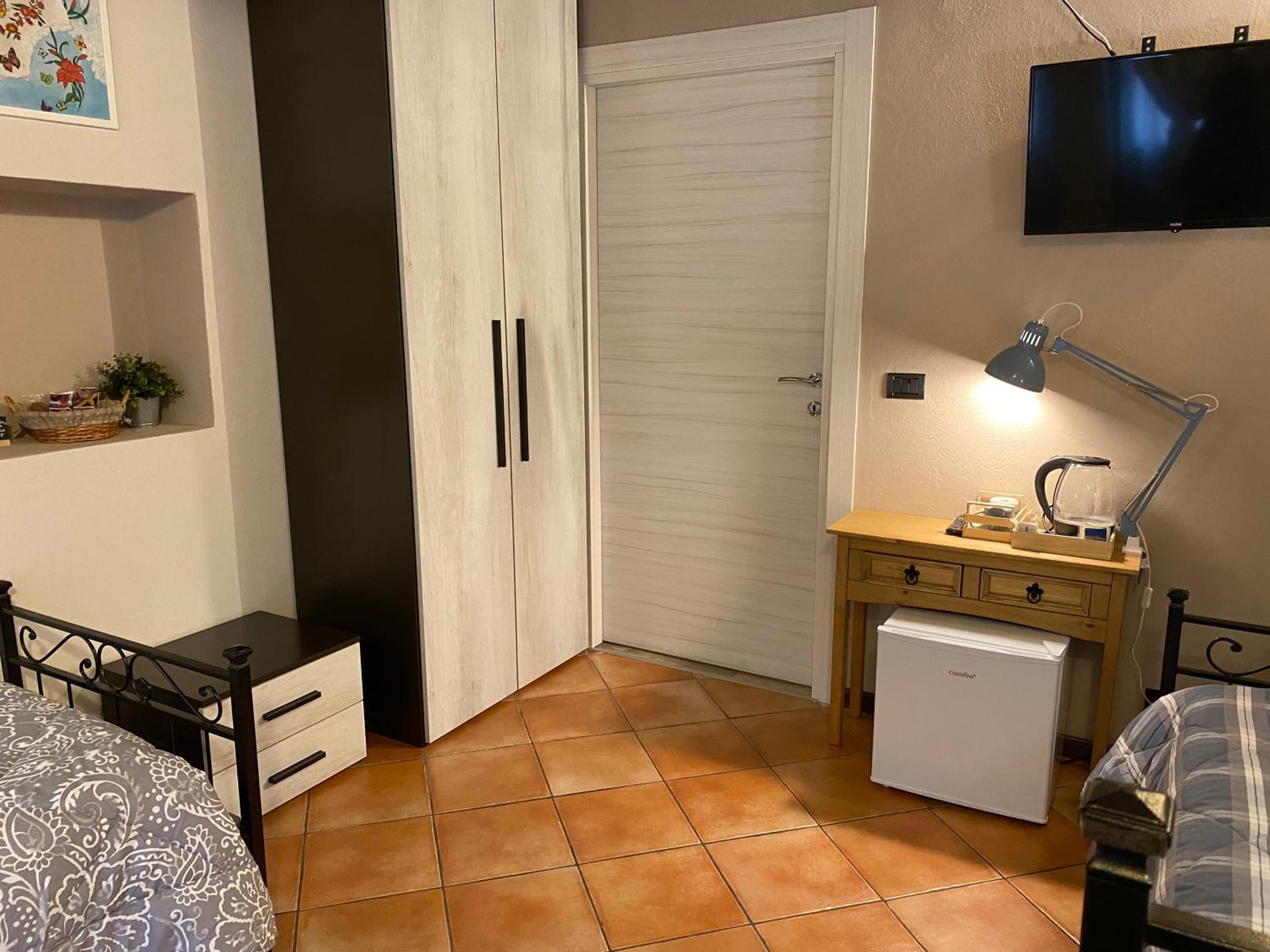 Twin Room with Private Bathroom photo 2