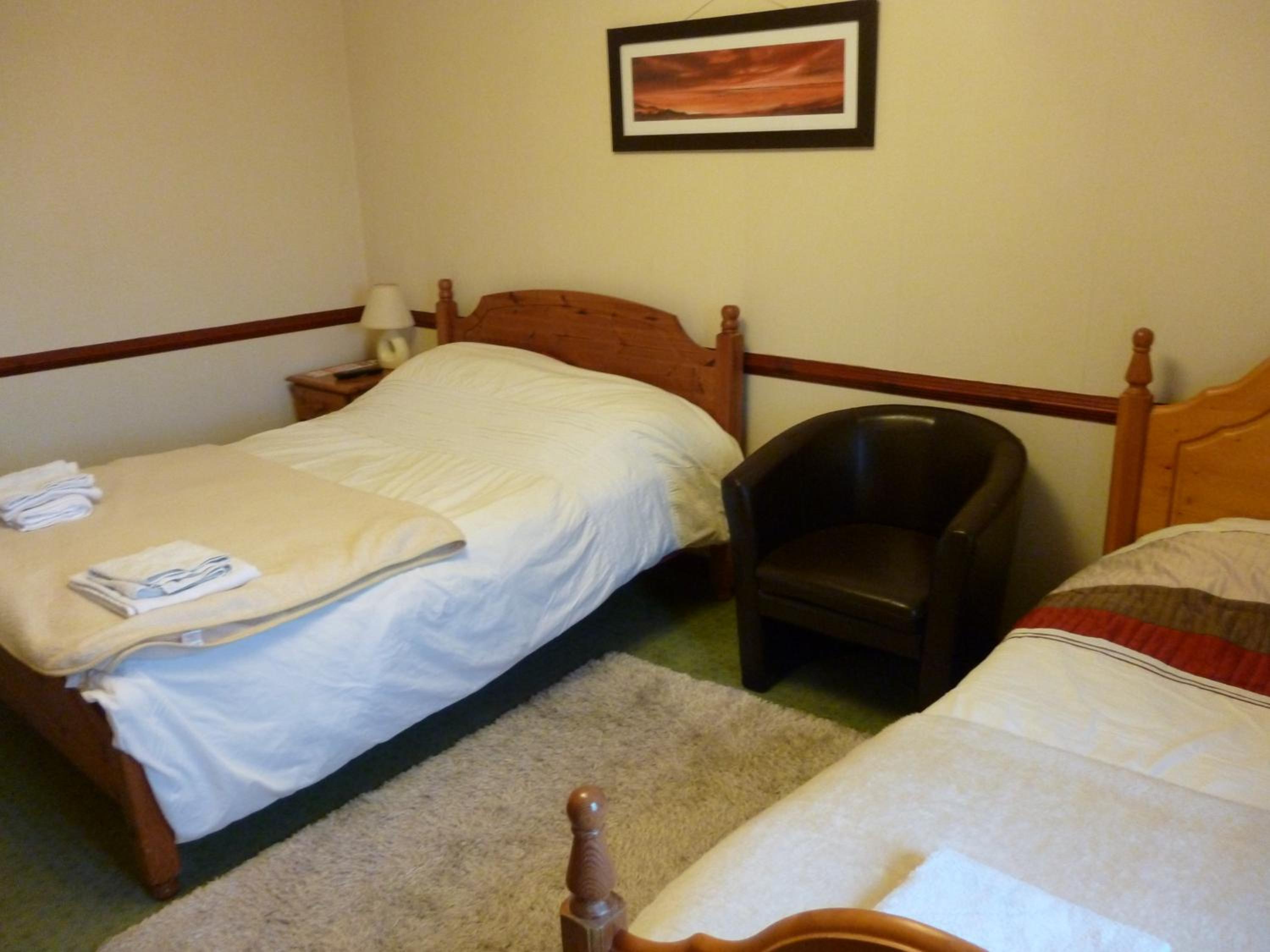 Twin Room with Shower - Photo 5