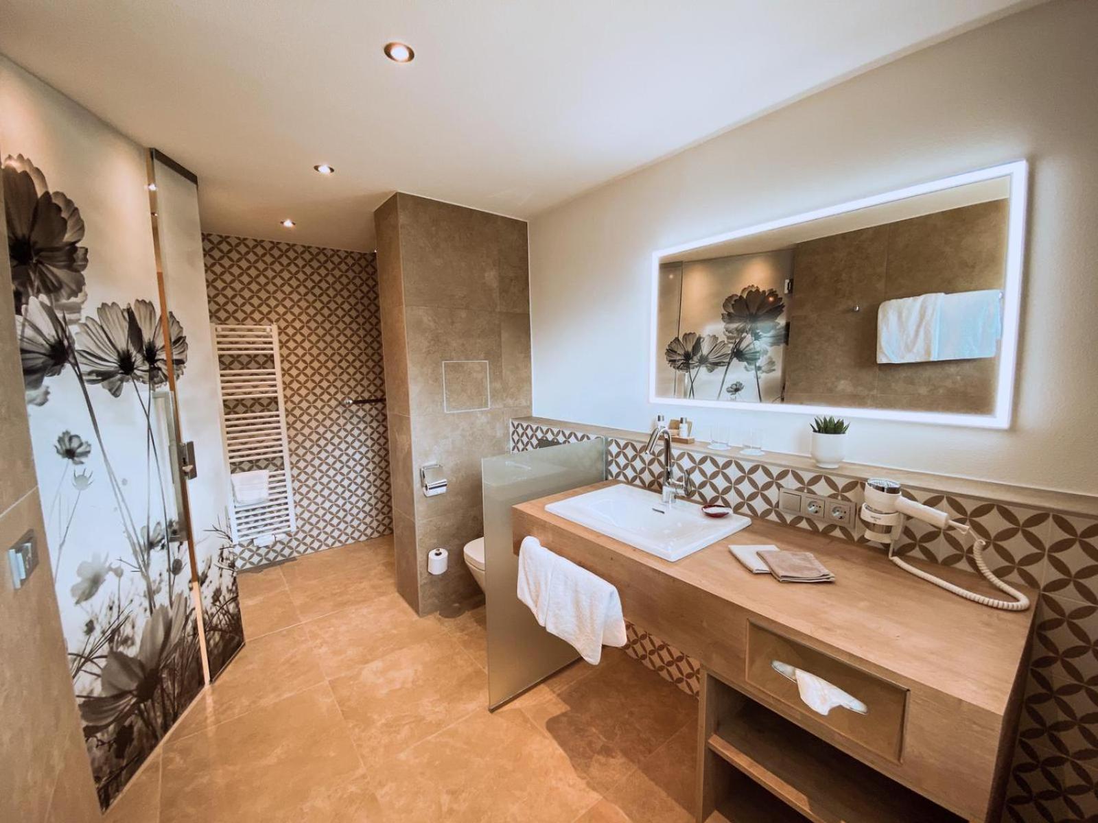 Two-Bedroom Suite with Balcony or Terrace - Photo 3
