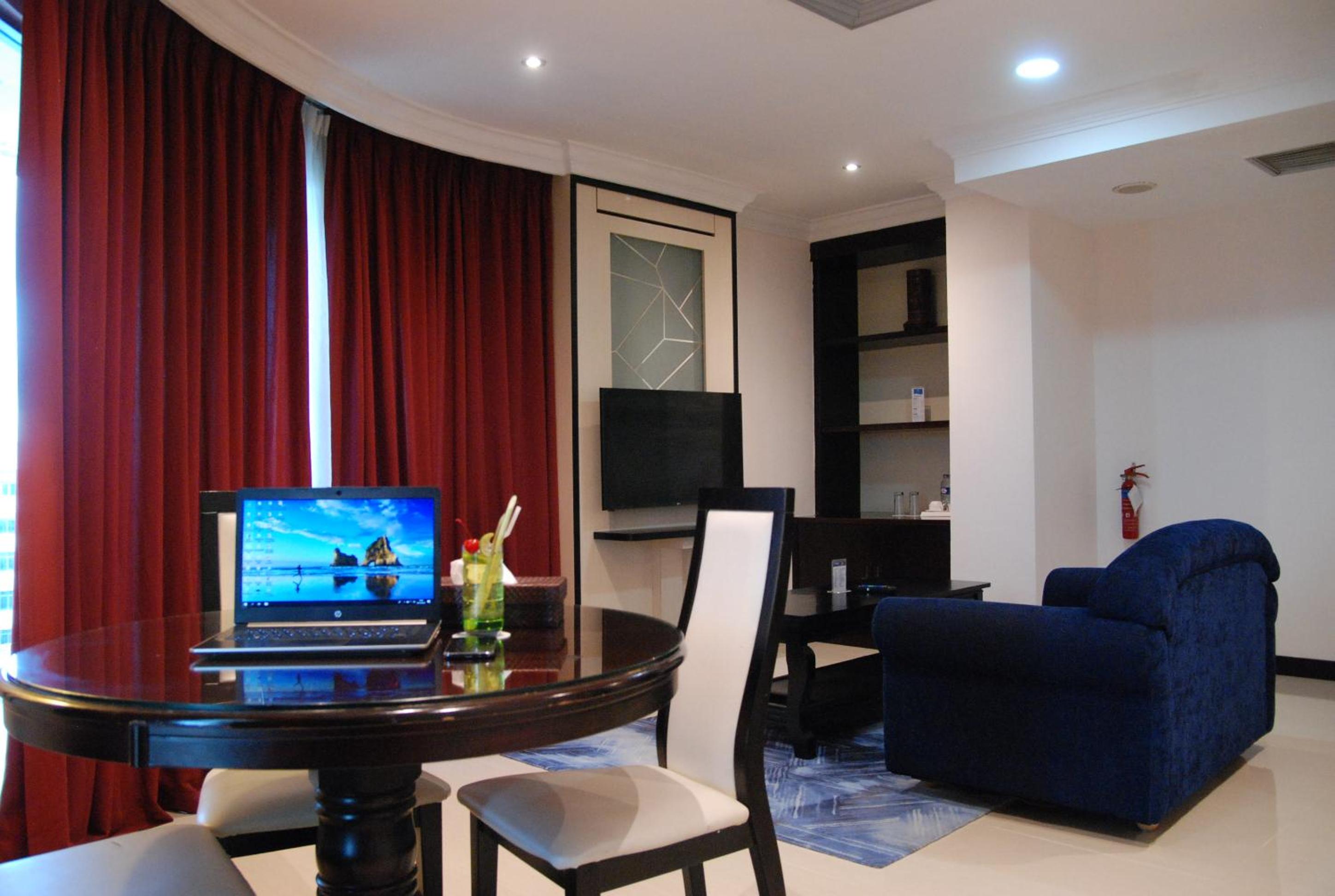 Executive Suite - Photo 4
