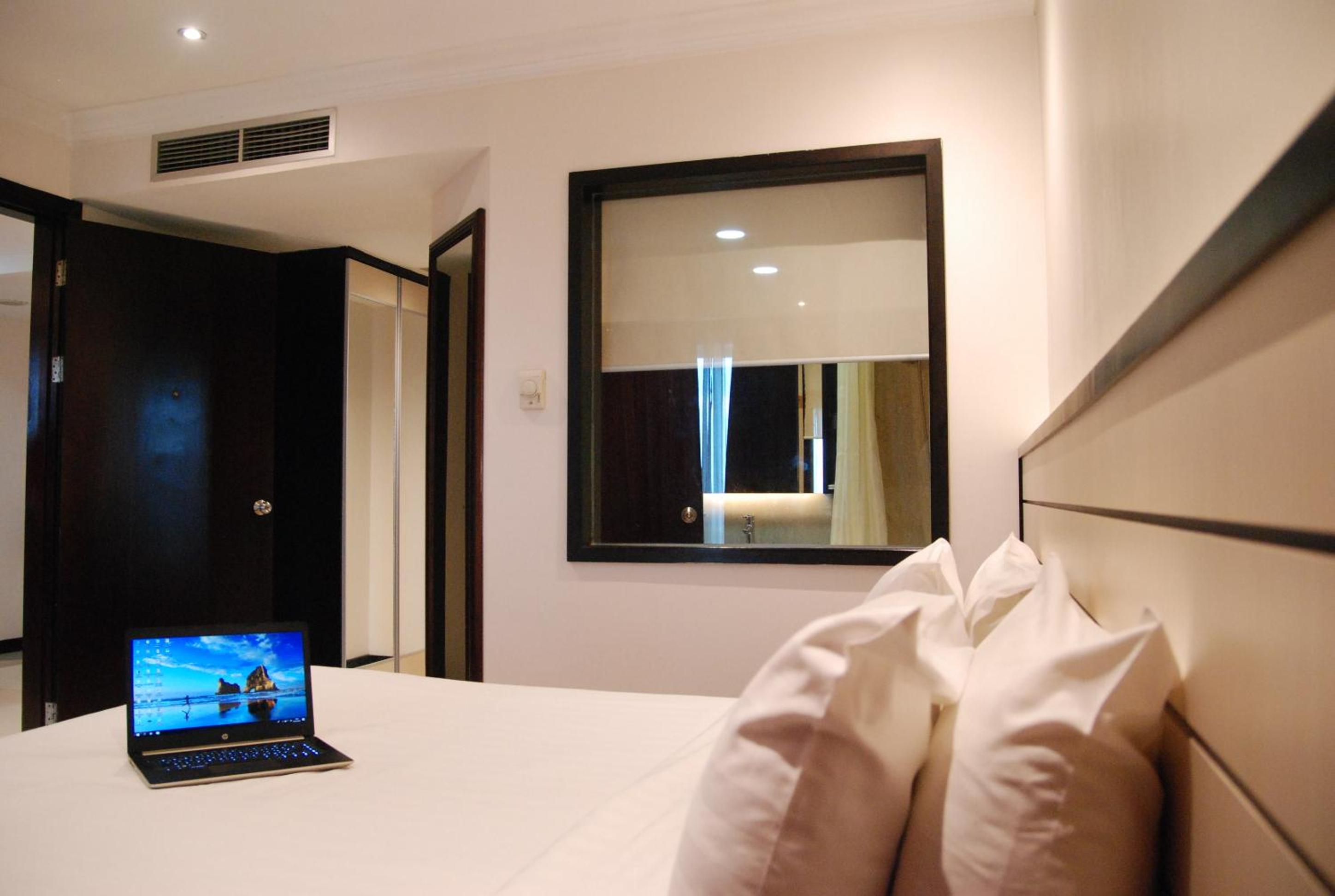 Executive Suite - Photo 2