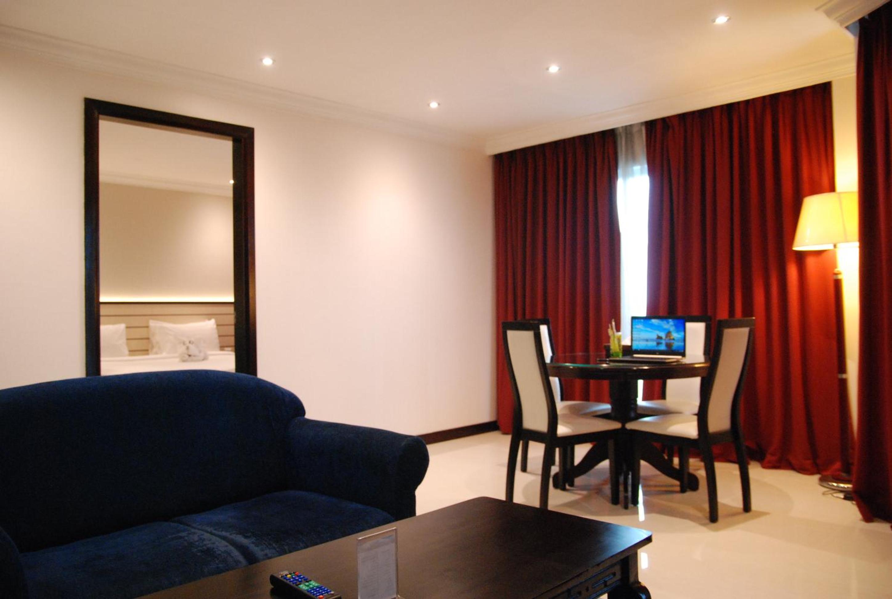 Executive Suite - Photo 3