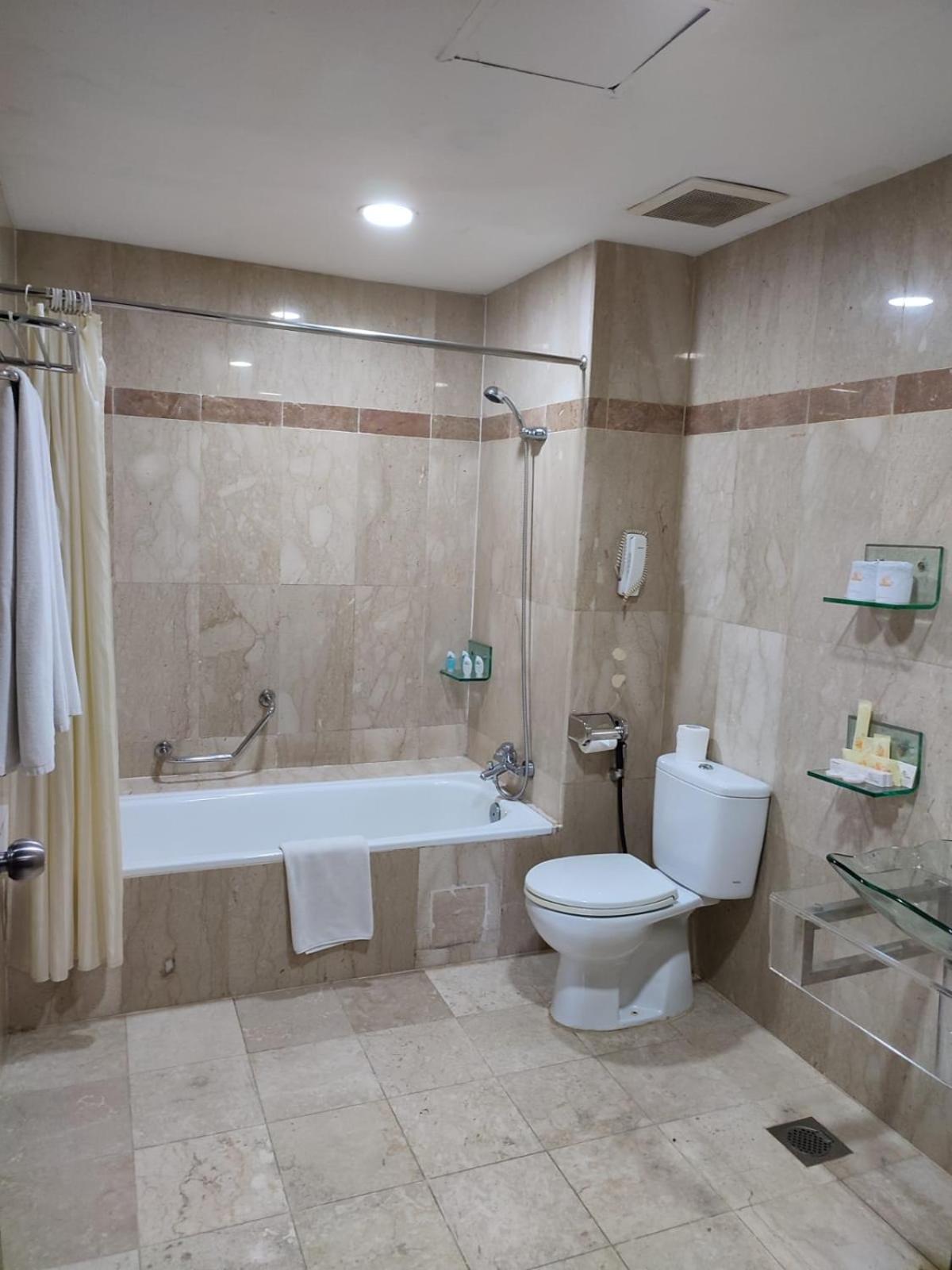 Executive Suite - Photo 5