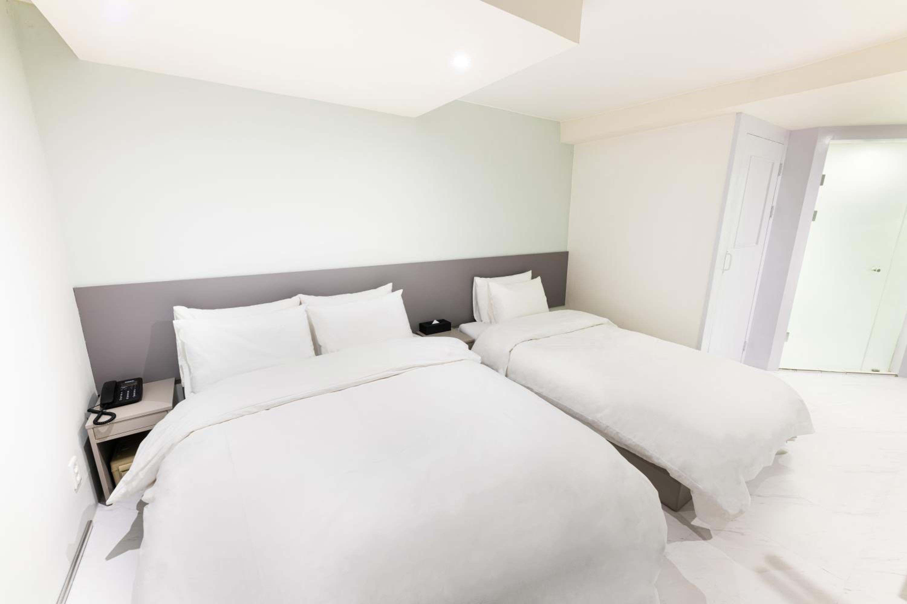 Deluxe Twin Room - Photo 2