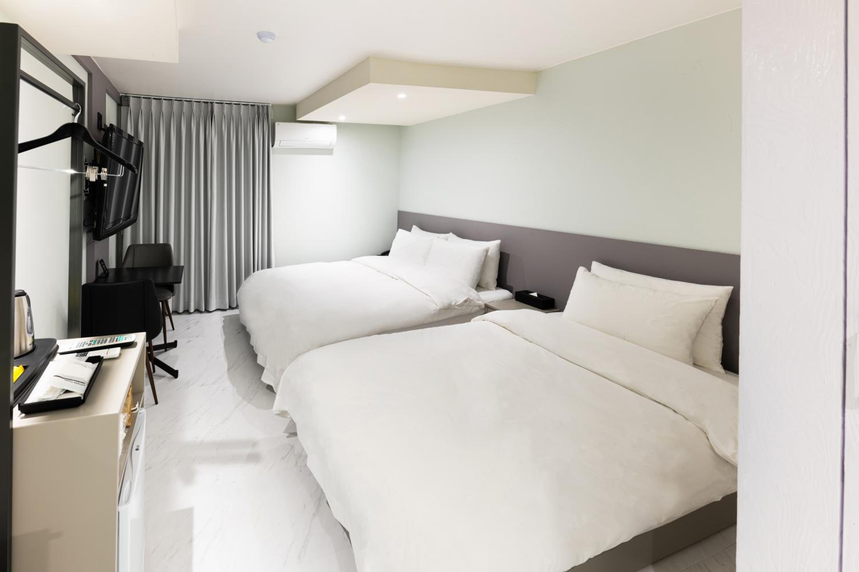 Deluxe Twin Room - Photo 1