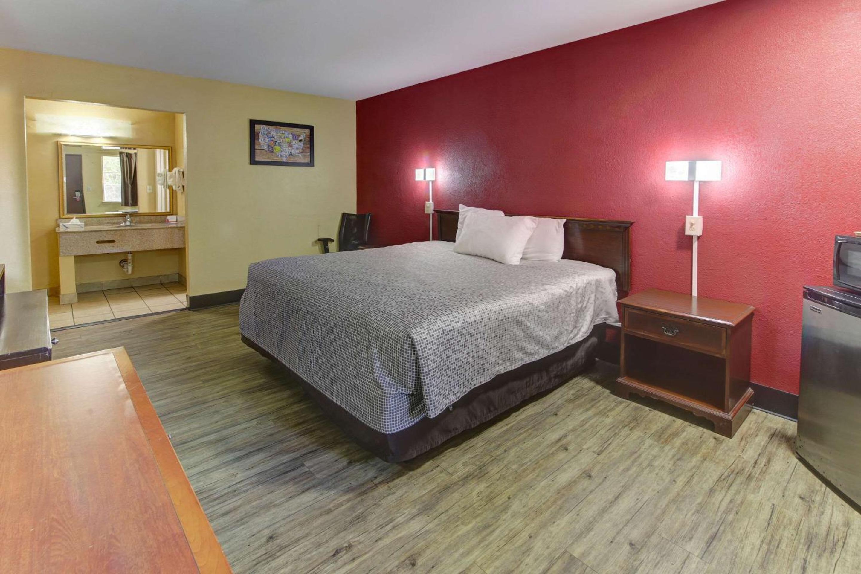 King Room - Non-Smoking - Photo 1