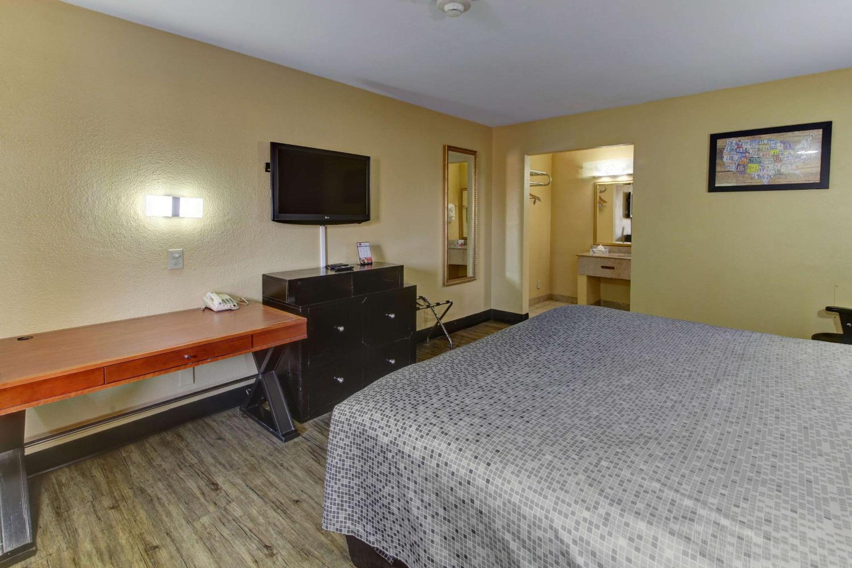 King Room - Non-Smoking - Photo 2