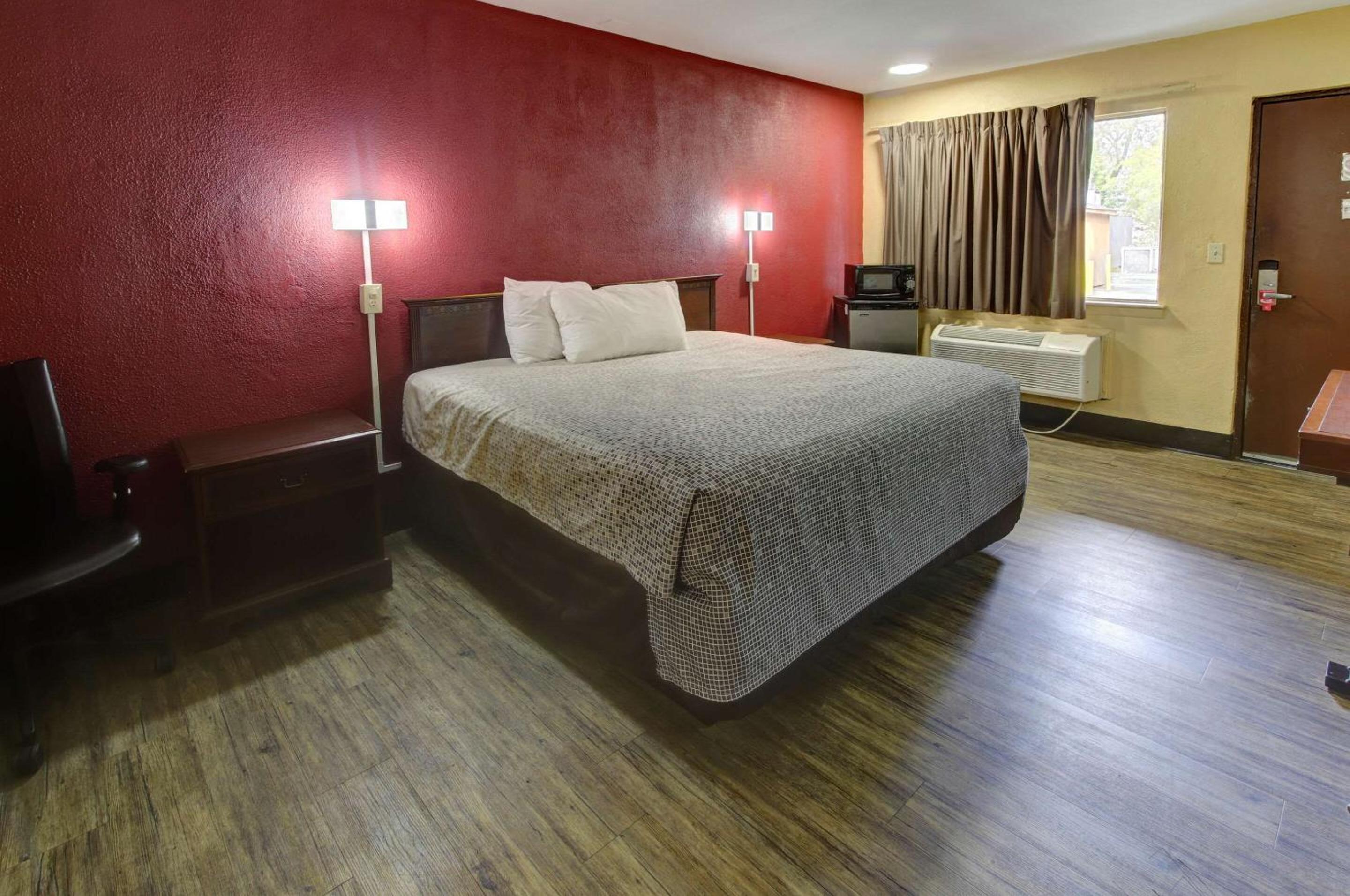 King Room - Non-Smoking - Photo 4