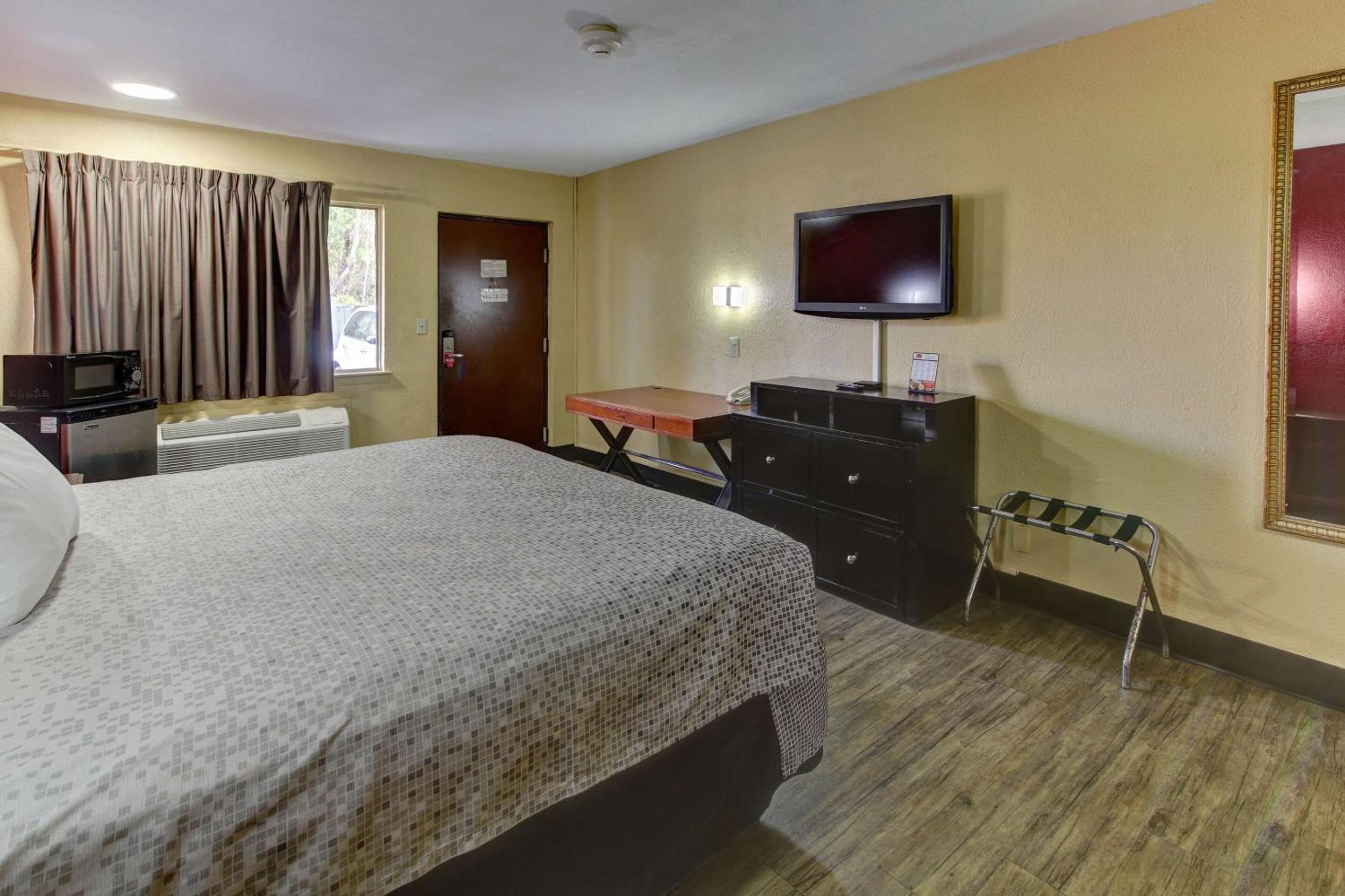 King Room - Non-Smoking - Photo 5