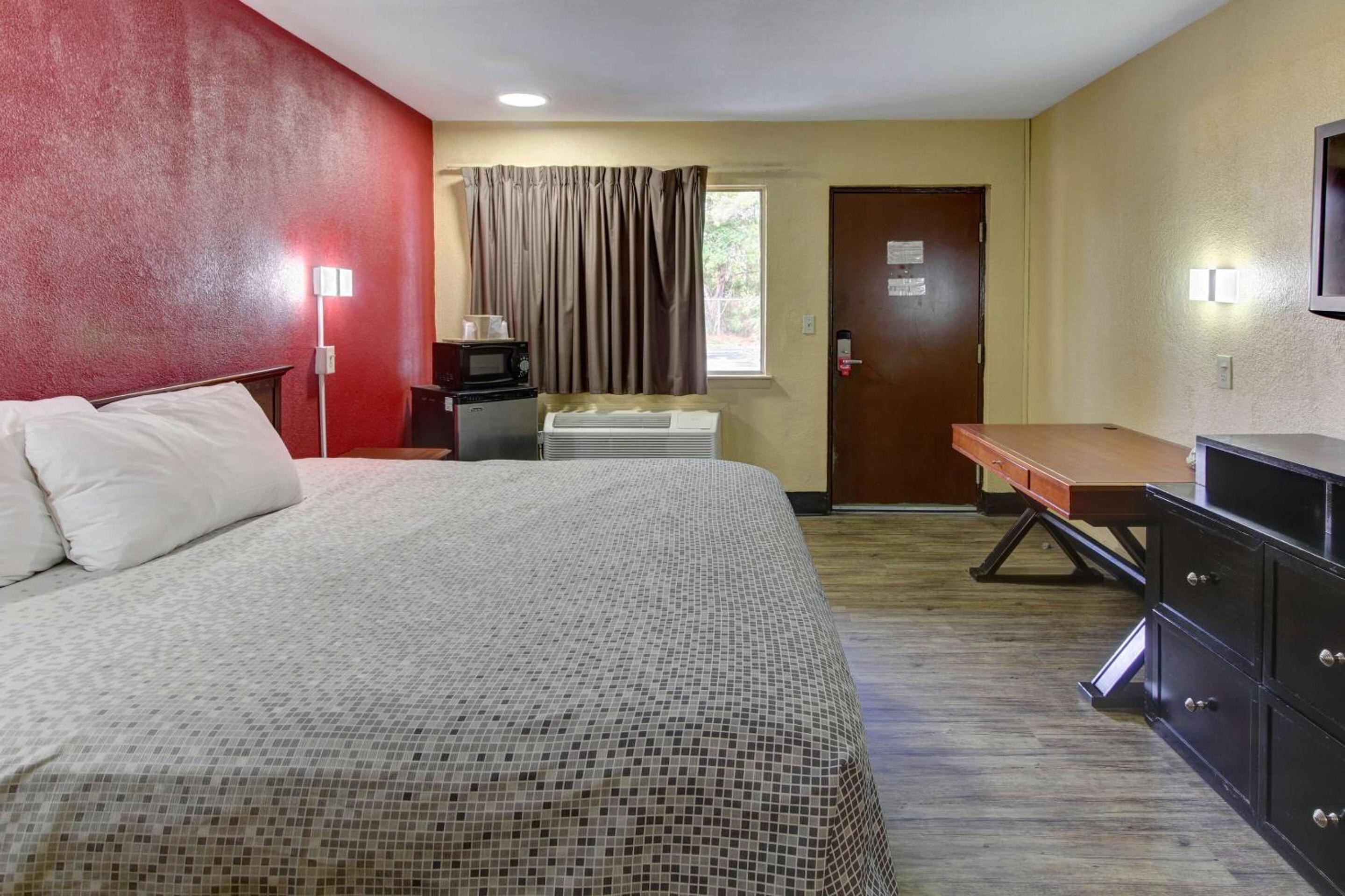 King Room - Non-Smoking - Photo 6