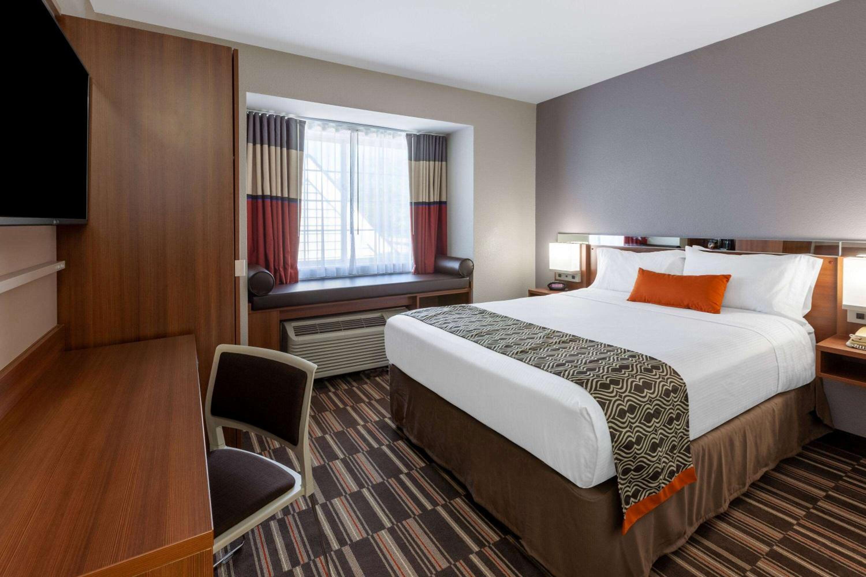 Queen Room with Roll-In Shower - Mobility Accessible/Non-Smoking - Photo 3