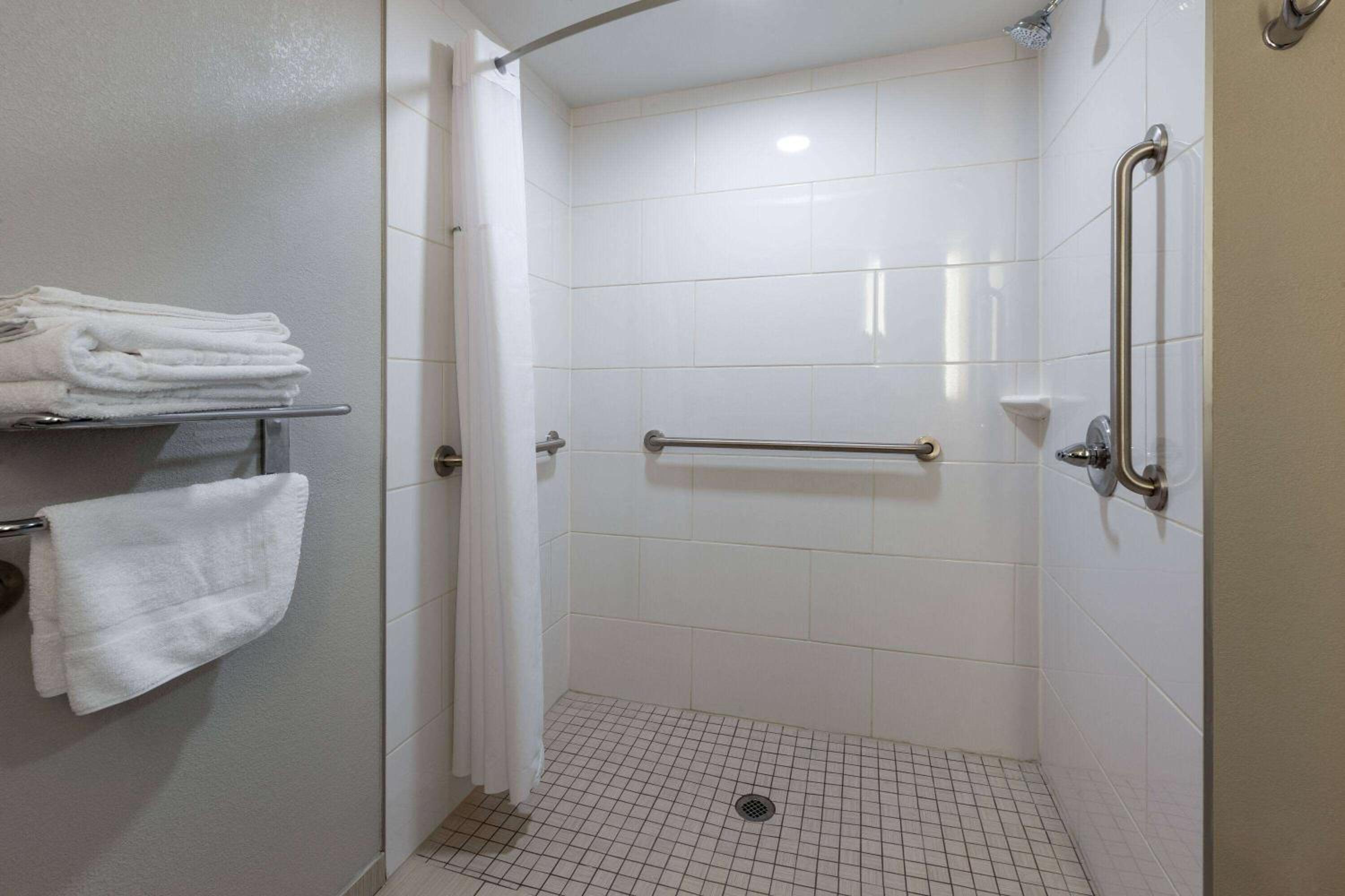 Queen Room with Roll-In Shower - Mobility Accessible/Non-Smoking - Photo 2
