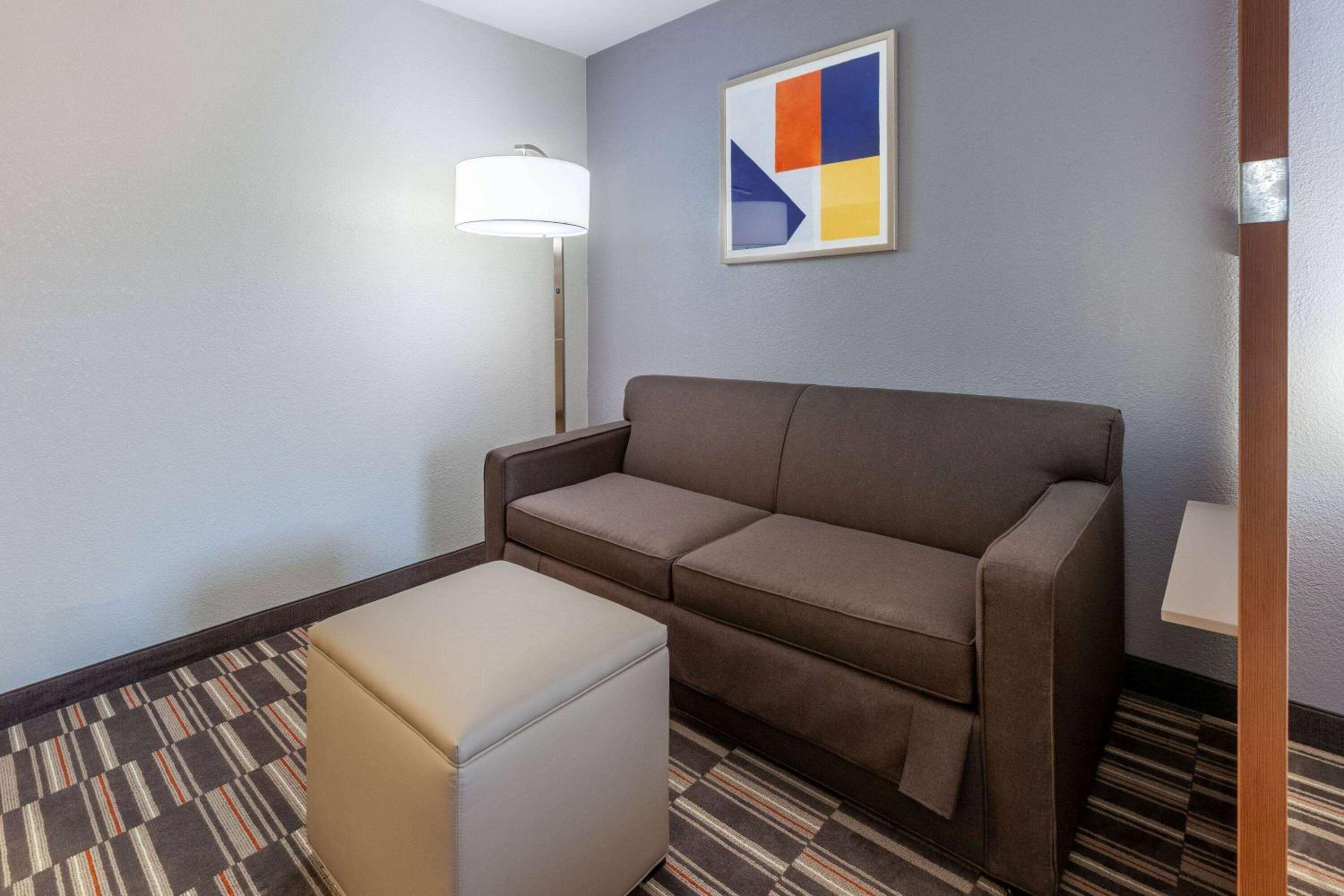 King Suite - Non-Smoking - Photo 4