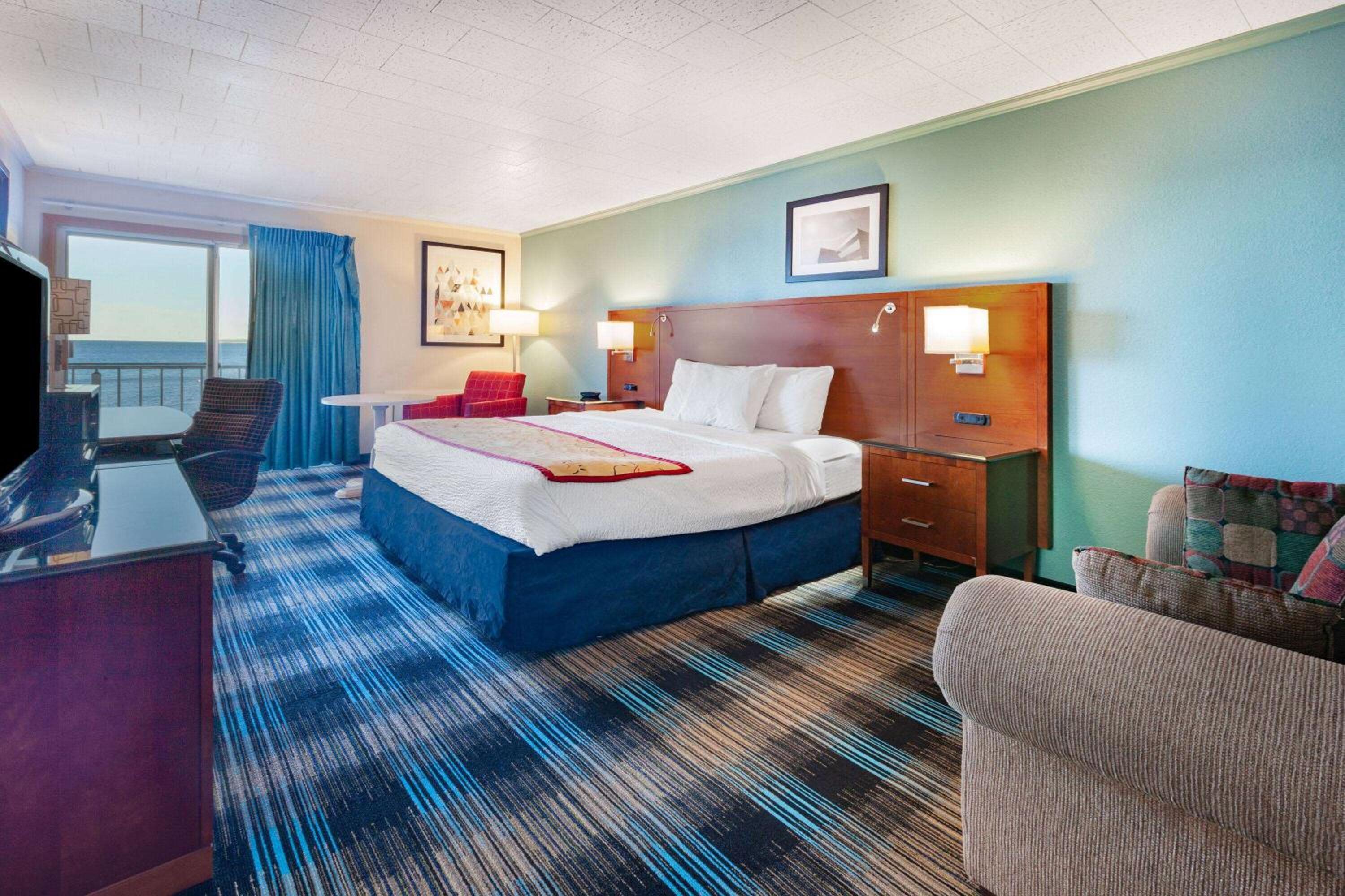 Queen Room with Balcony and Lakefront View - Non-Smoking