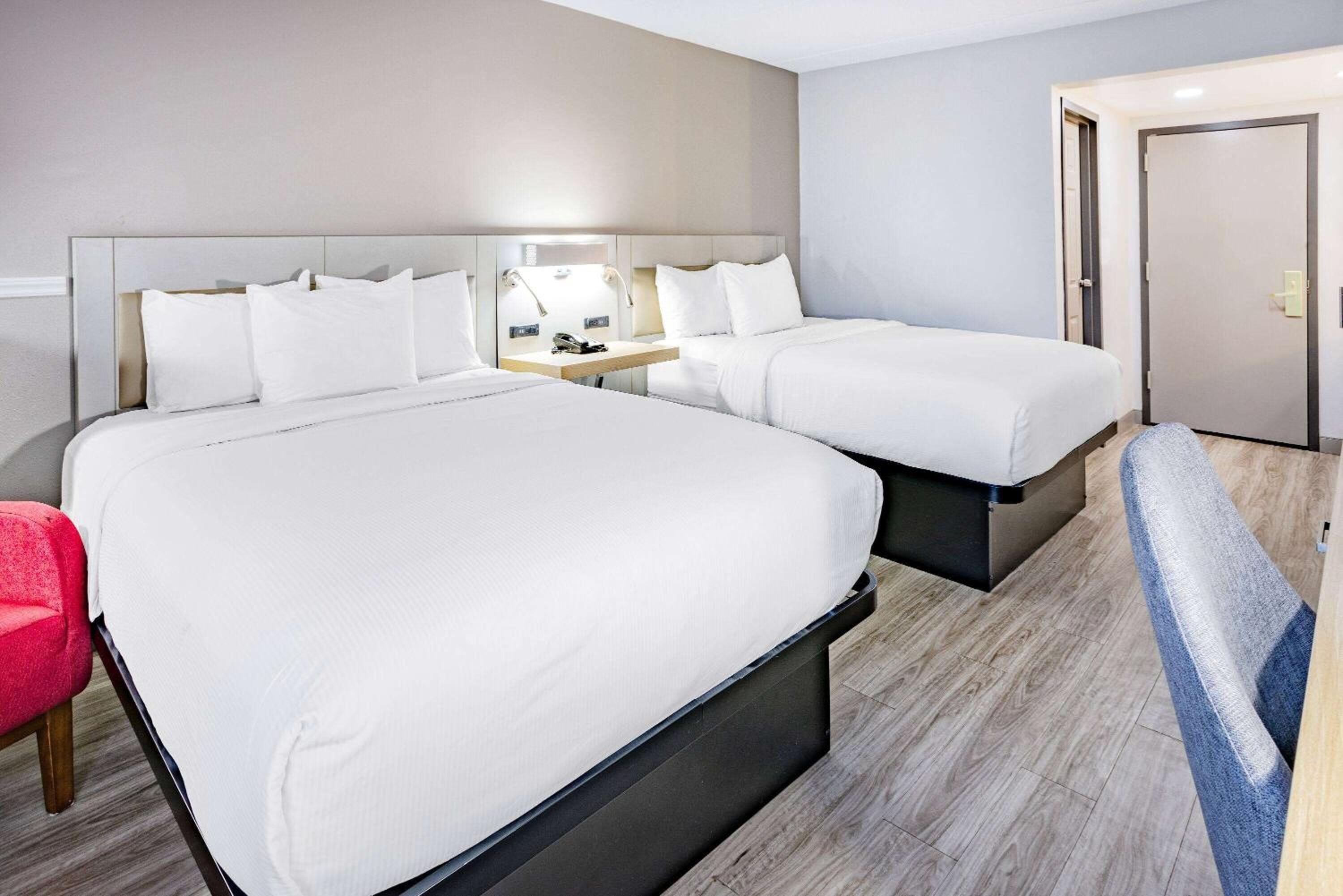Queen Room With Two Queen Beds - Non-Smoking photo 3