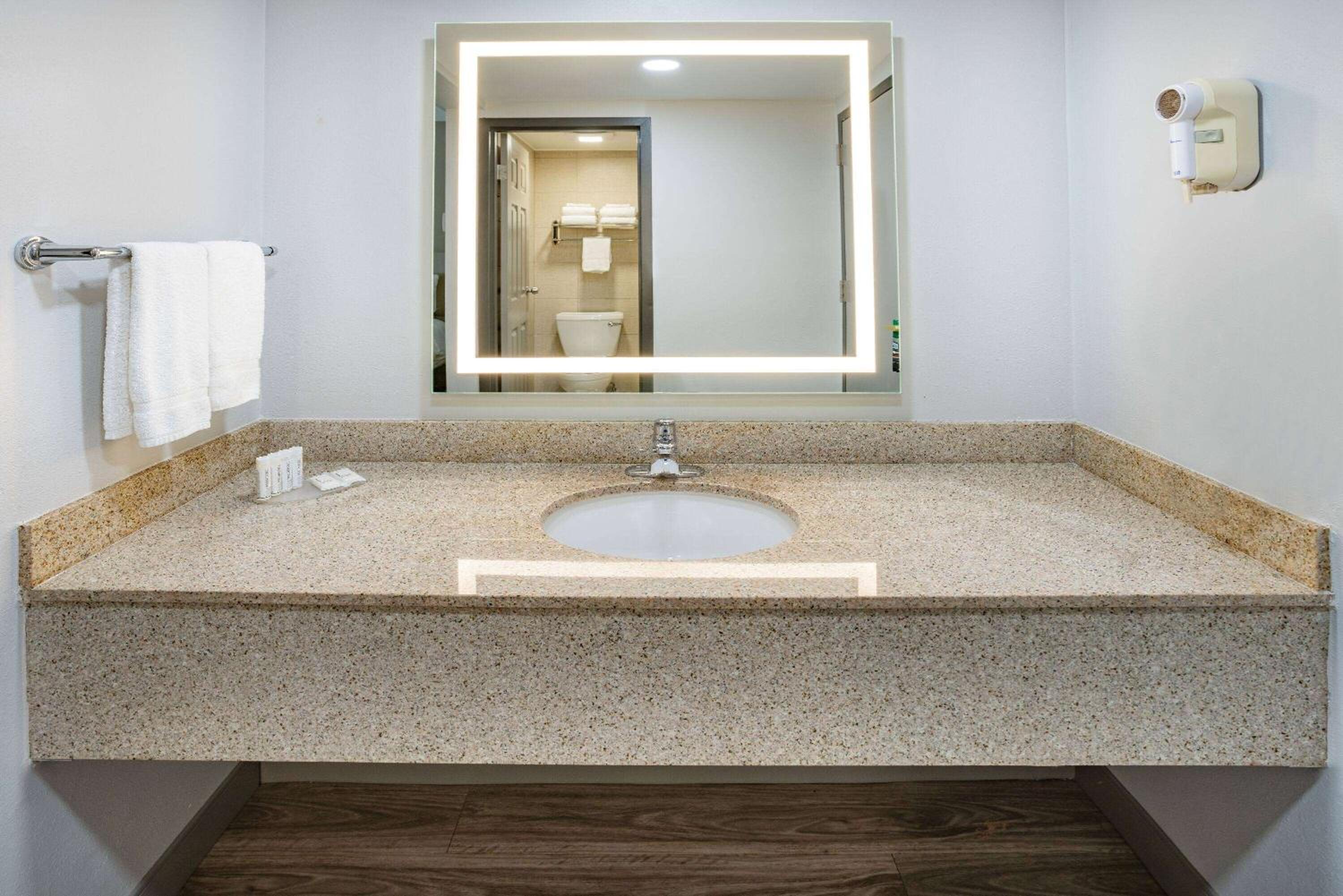 King Room - Disability Access/Non-Smoking - Photo 3