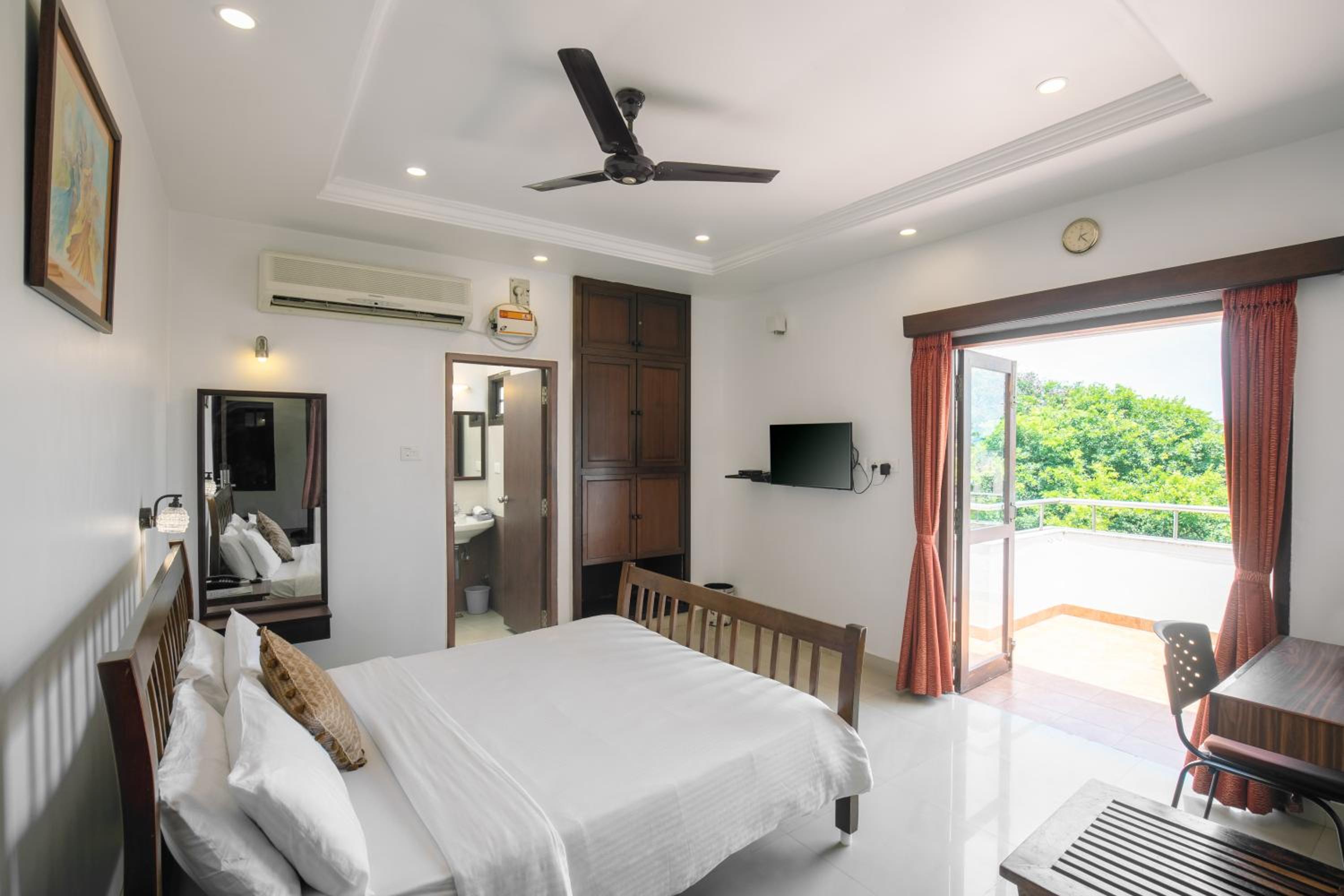 Deluxe Room - Photo 7
