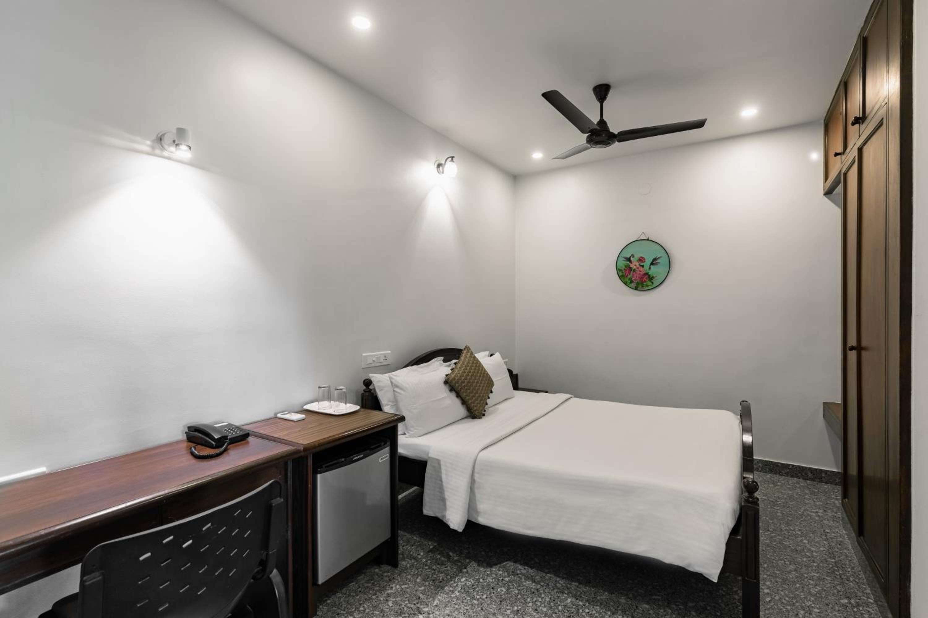 Executive Suite - Photo 9