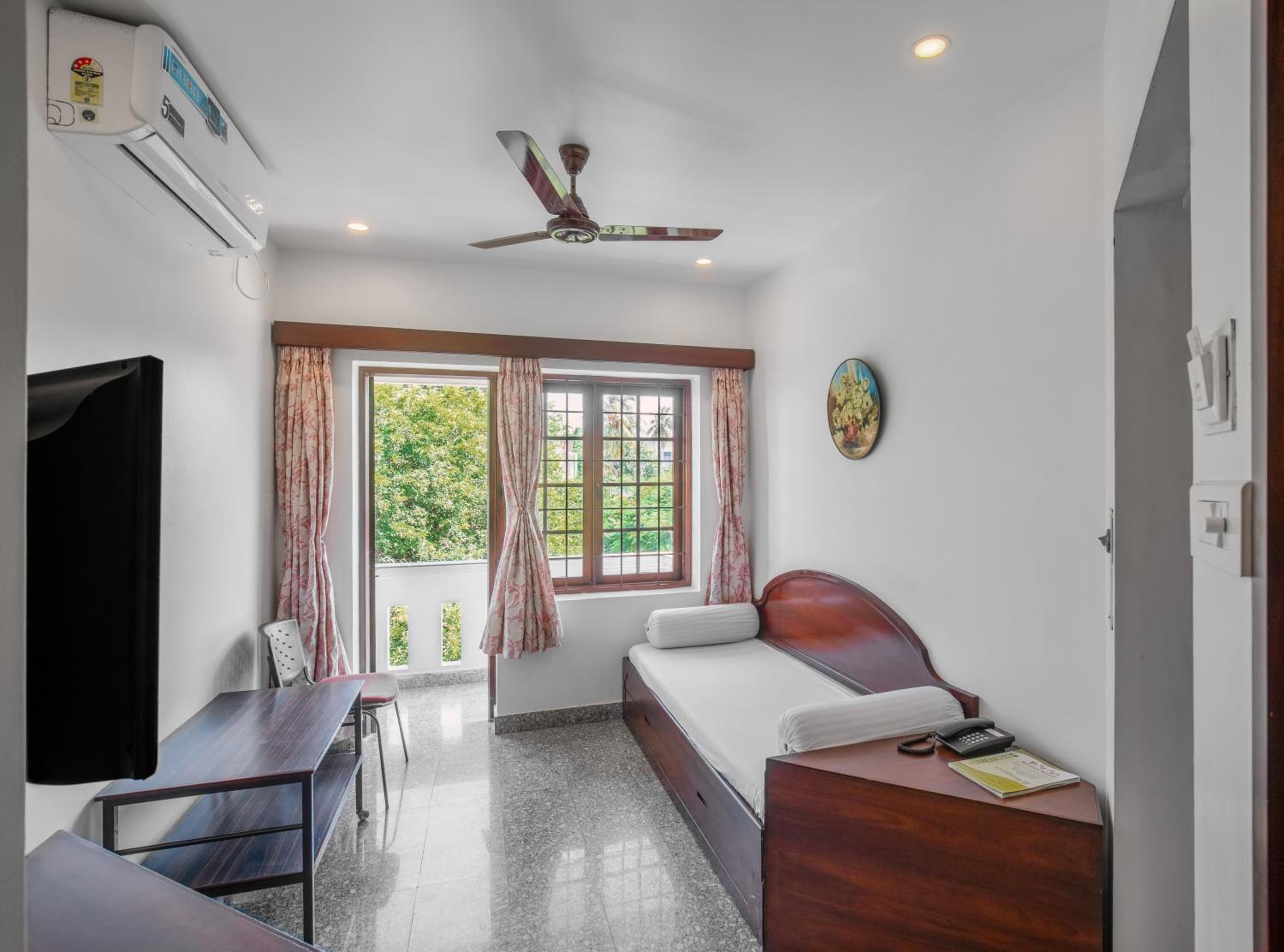 Executive Suite - Photo 8