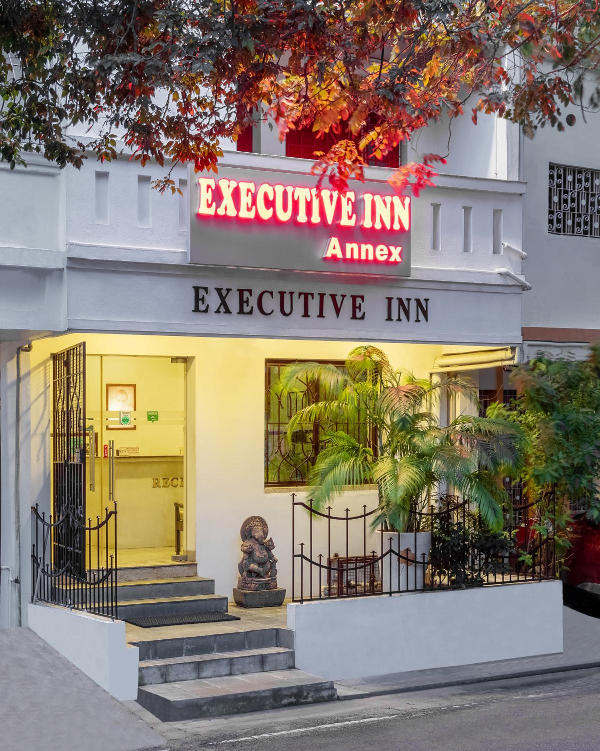 Executive Room – THIS ROOM IS SEPARATE BLOCK (The Annex building is 492 ft away from the main building & Restaurant) - Photo 7