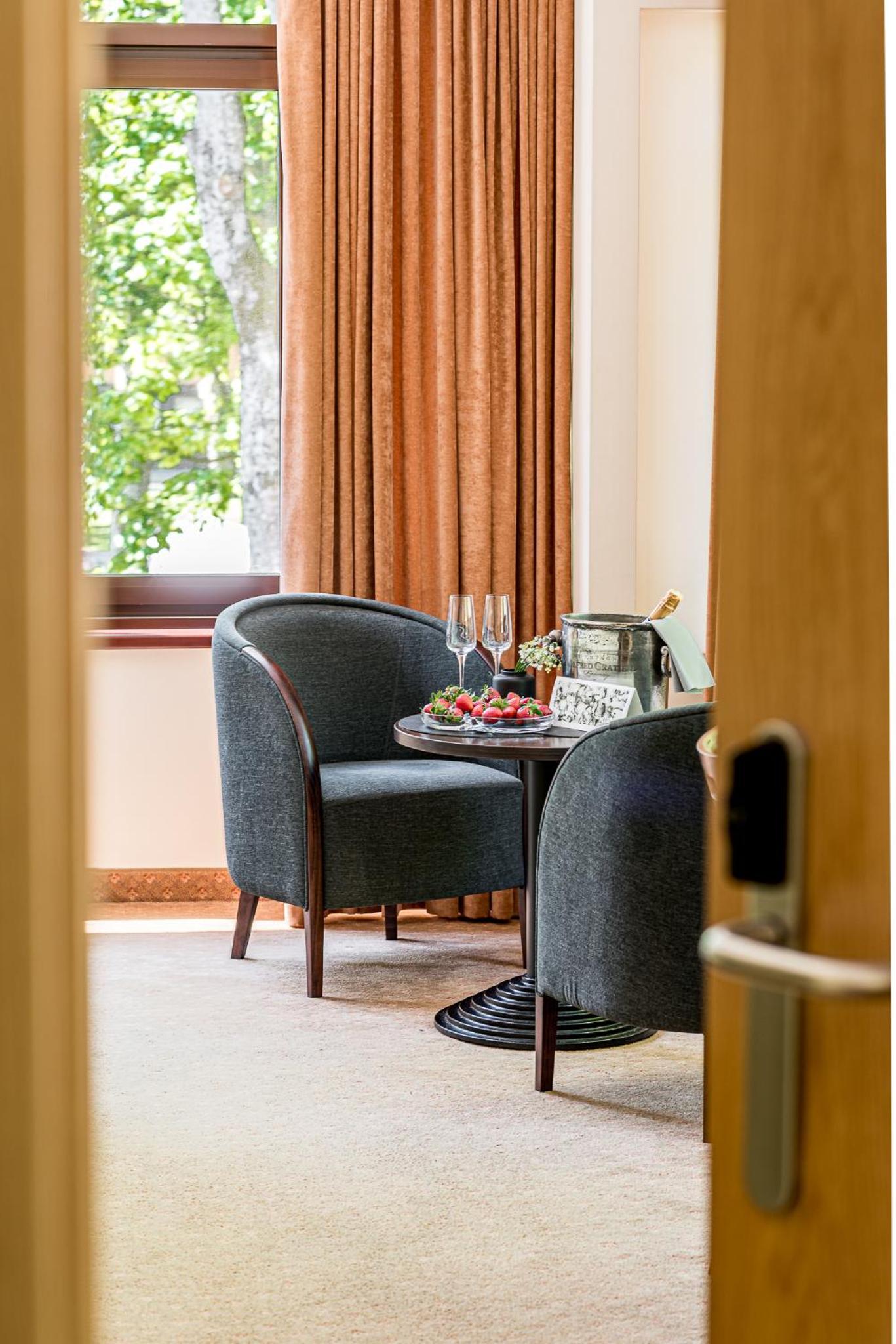 Superior Suite with Spa Access - Photo 3