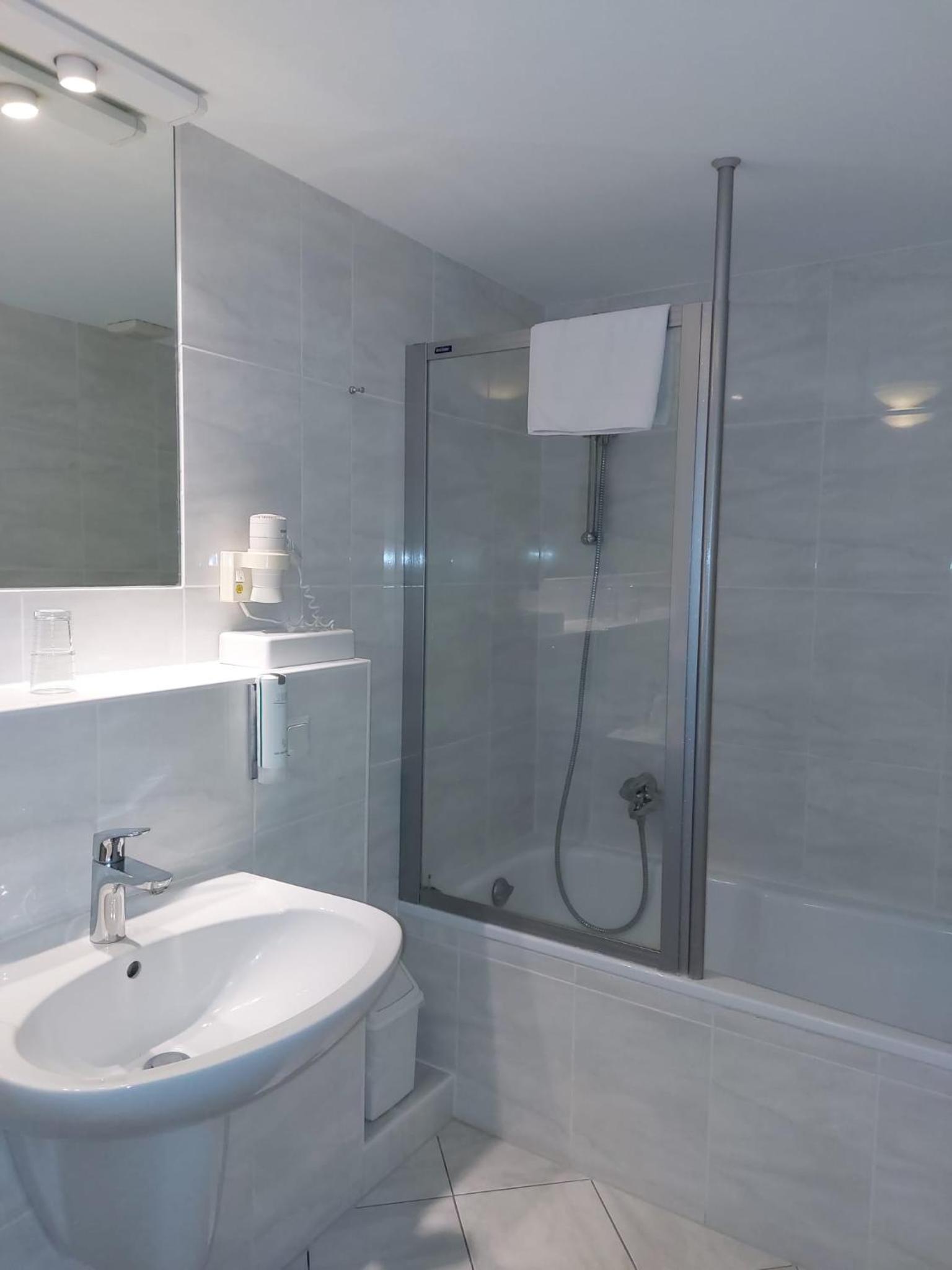 One-Bedroom Suite - Photo 3