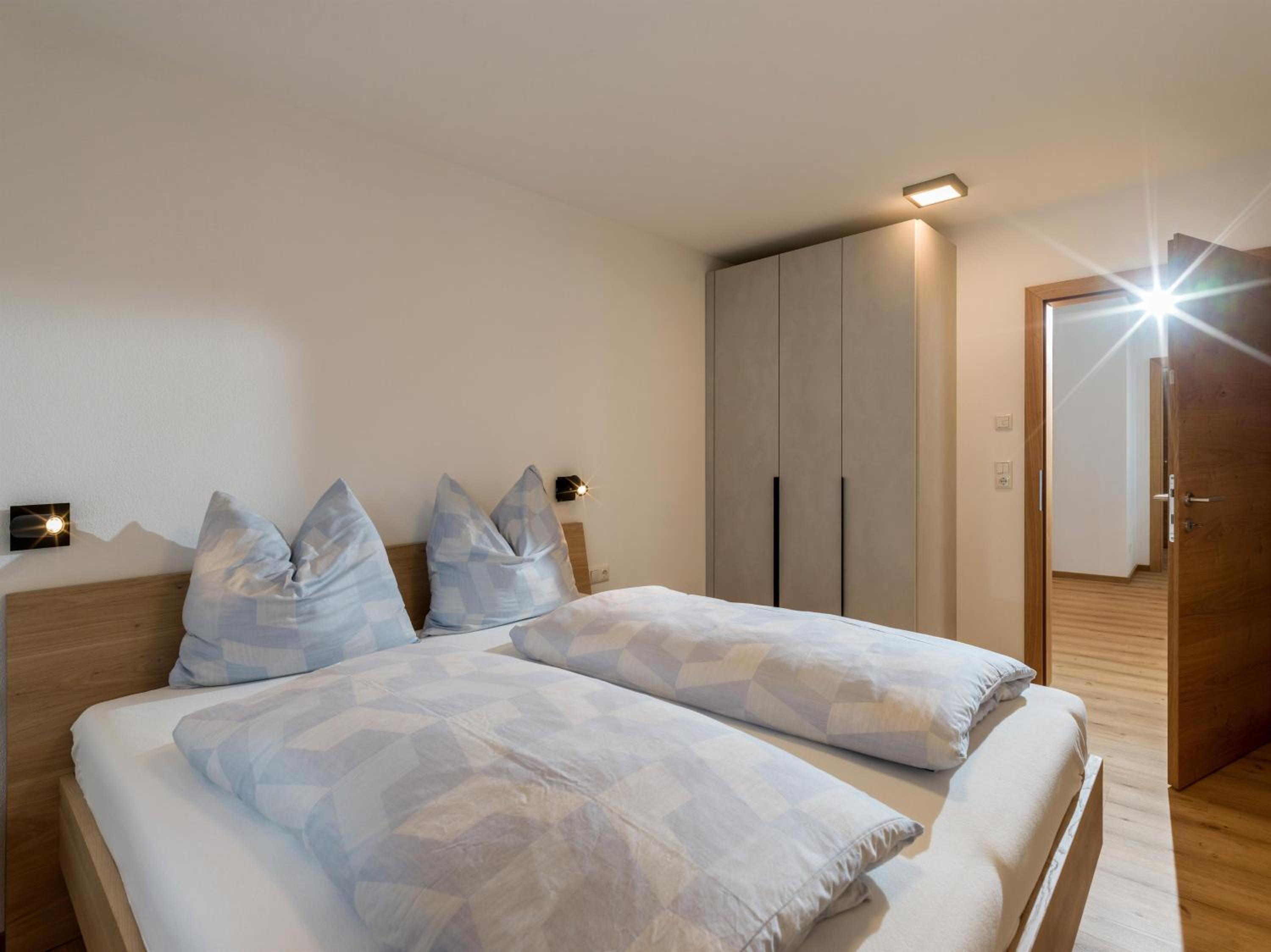 Three-Bedroom Apartment with Shower photo 2