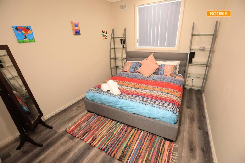 Five-Bedroom House photo 1