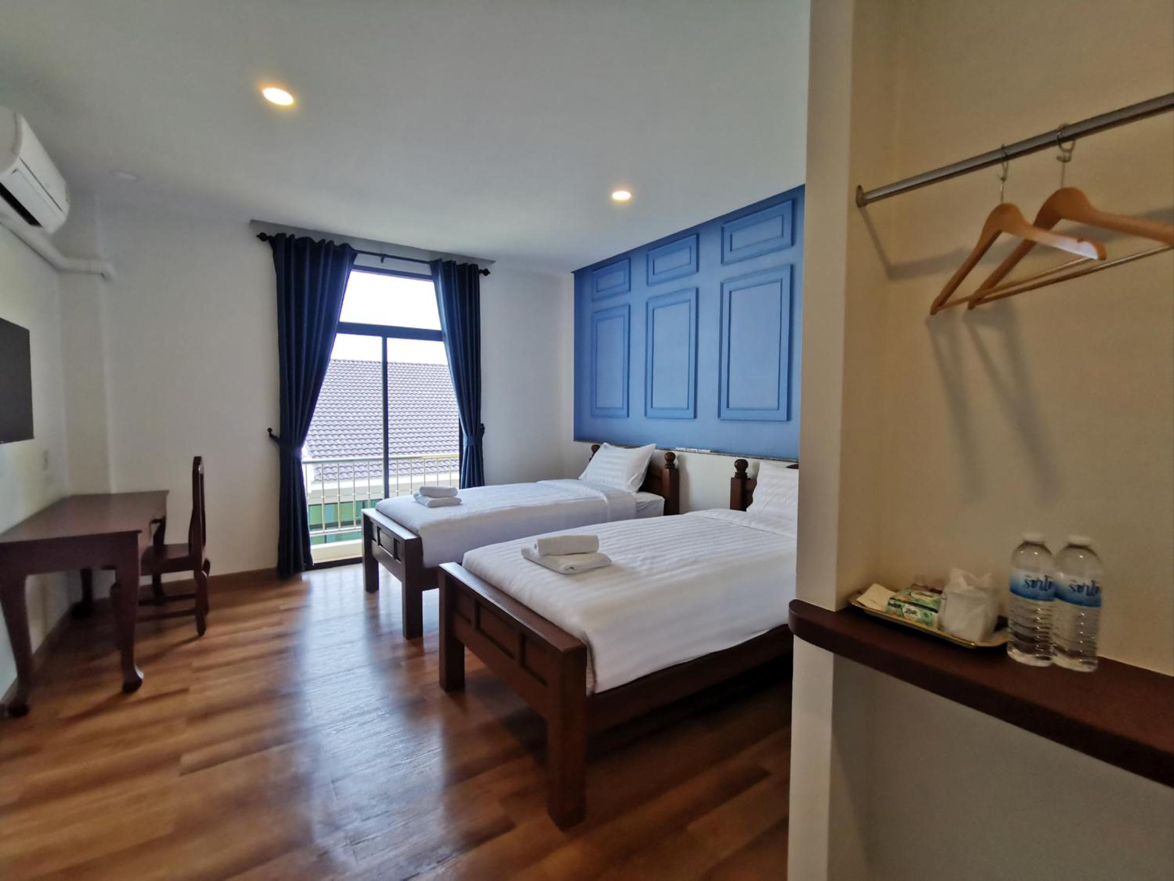 Twin Room with Balcony - Photo 2