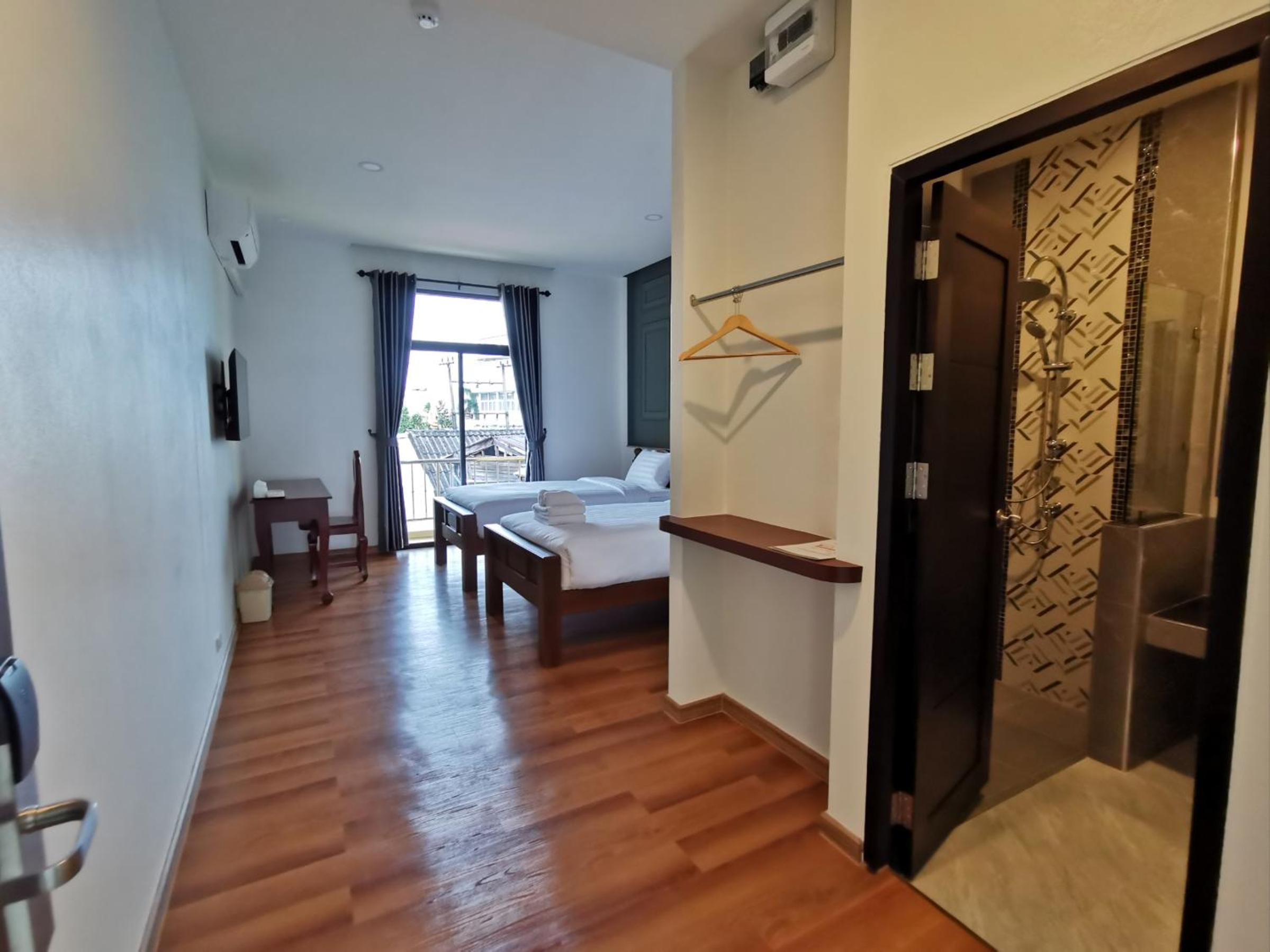 Twin Room with Balcony - Photo 6