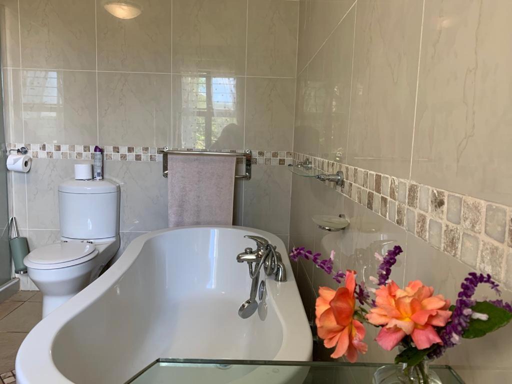 Deluxe Double Room with Bath - Photo 7