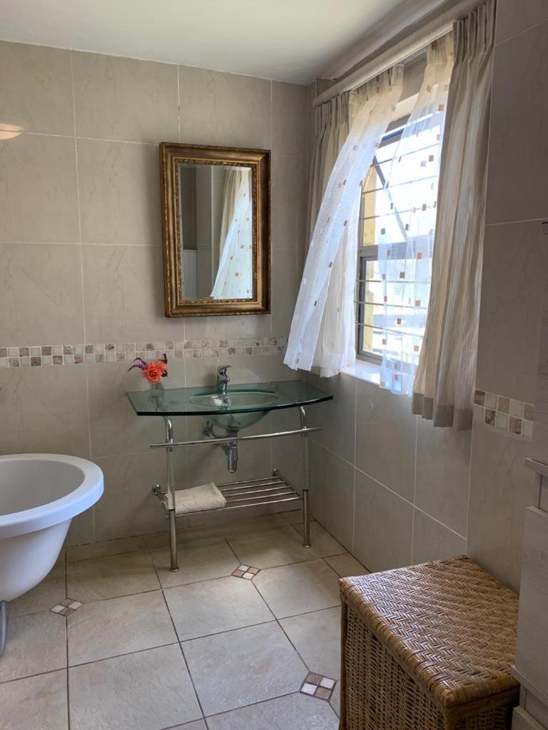 Deluxe Double Room with Bath - Photo 8