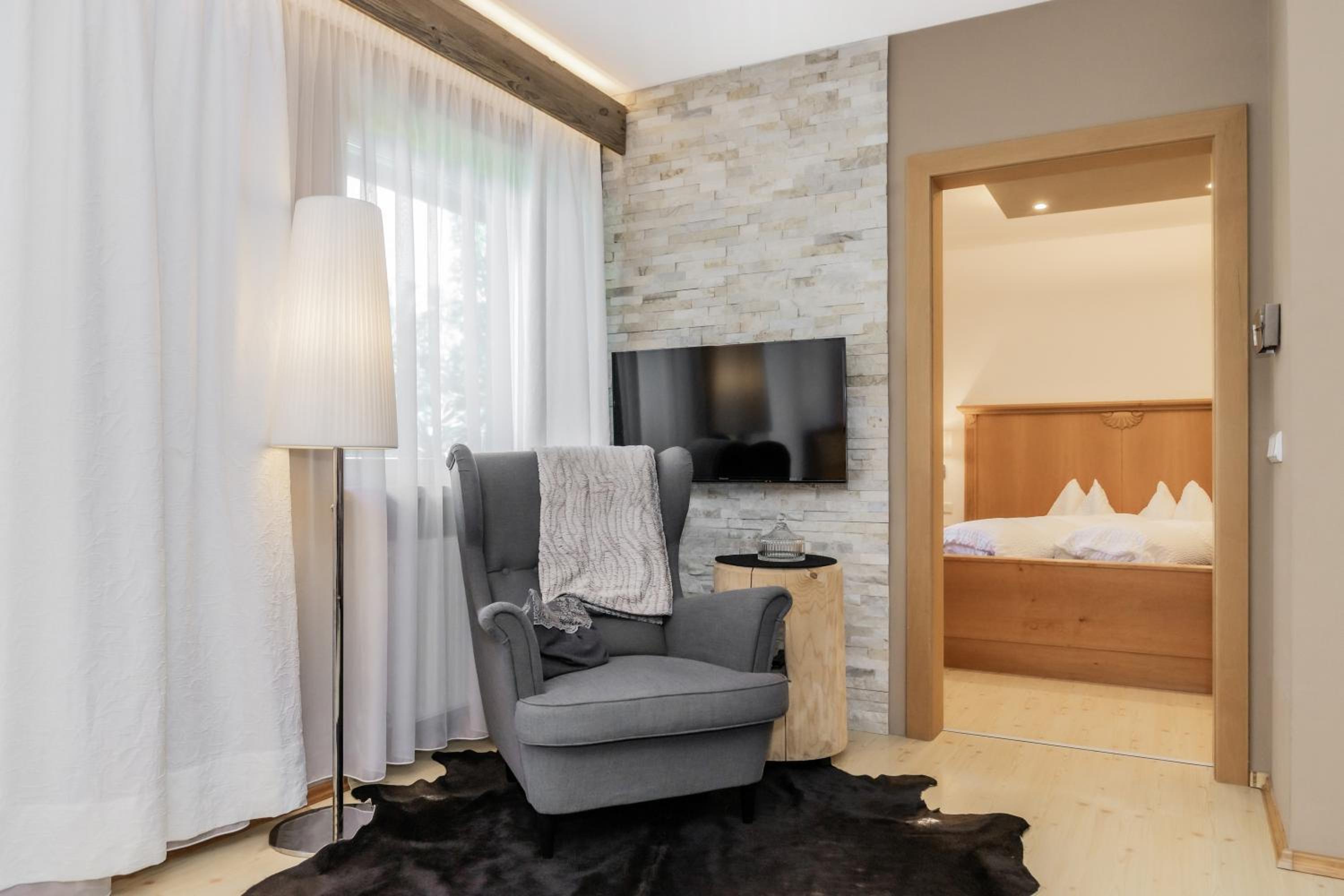 Superior One-Bedroom Apartment