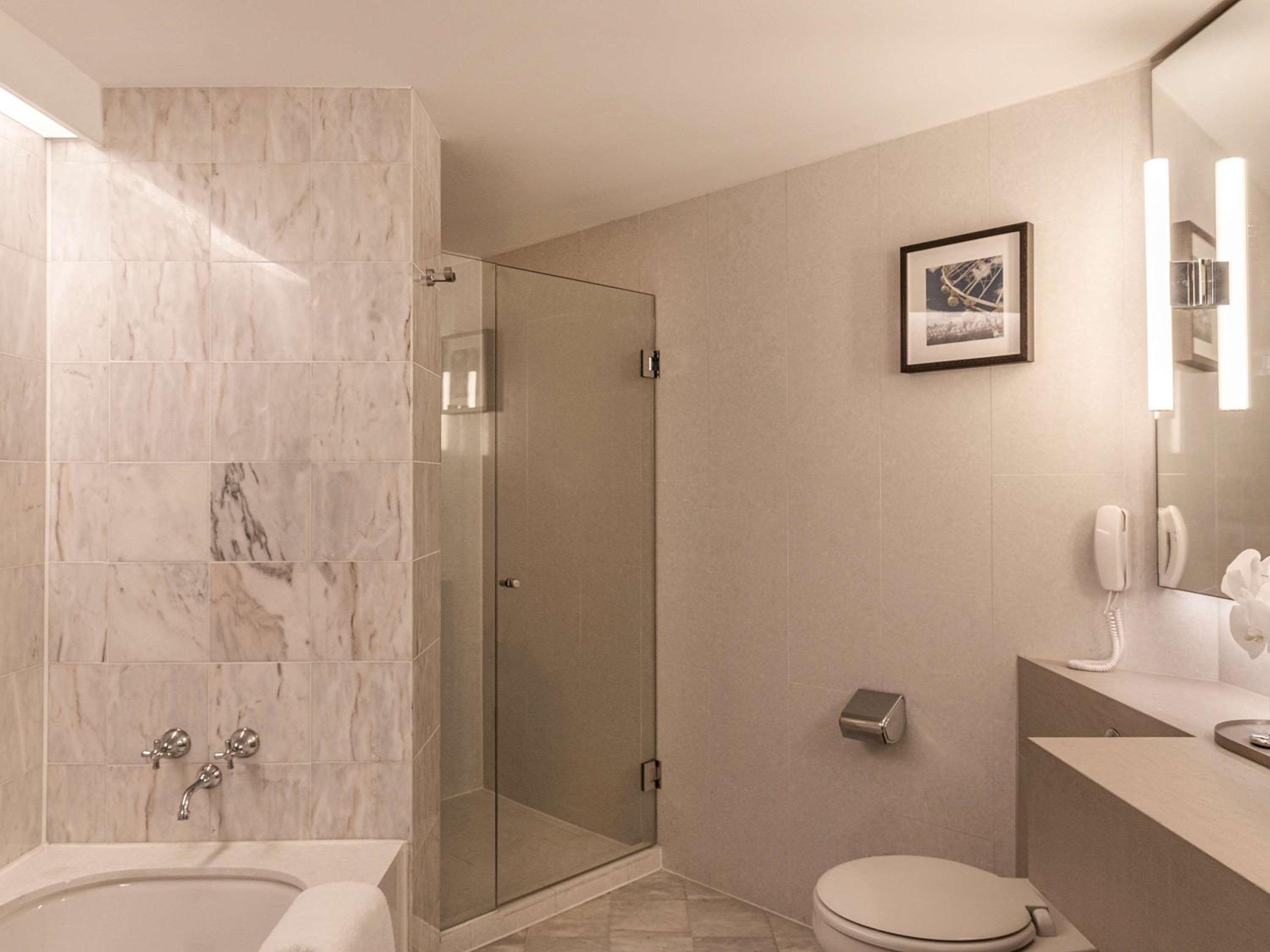 Junior Corner King Suite with Bay and River View