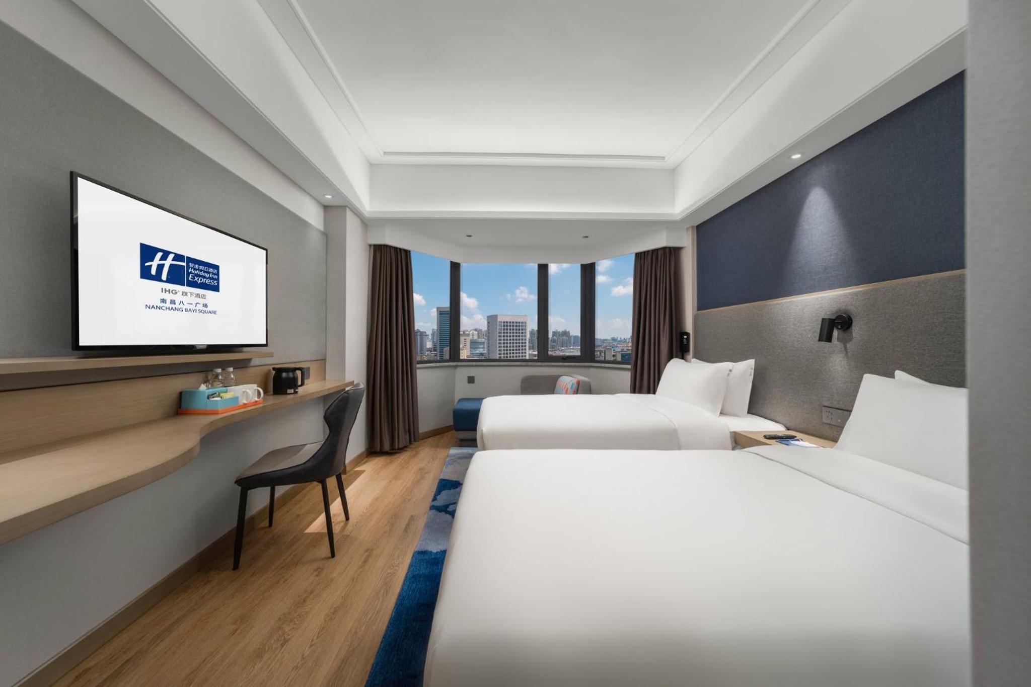 Standard Twin Room with City View - Photo 9